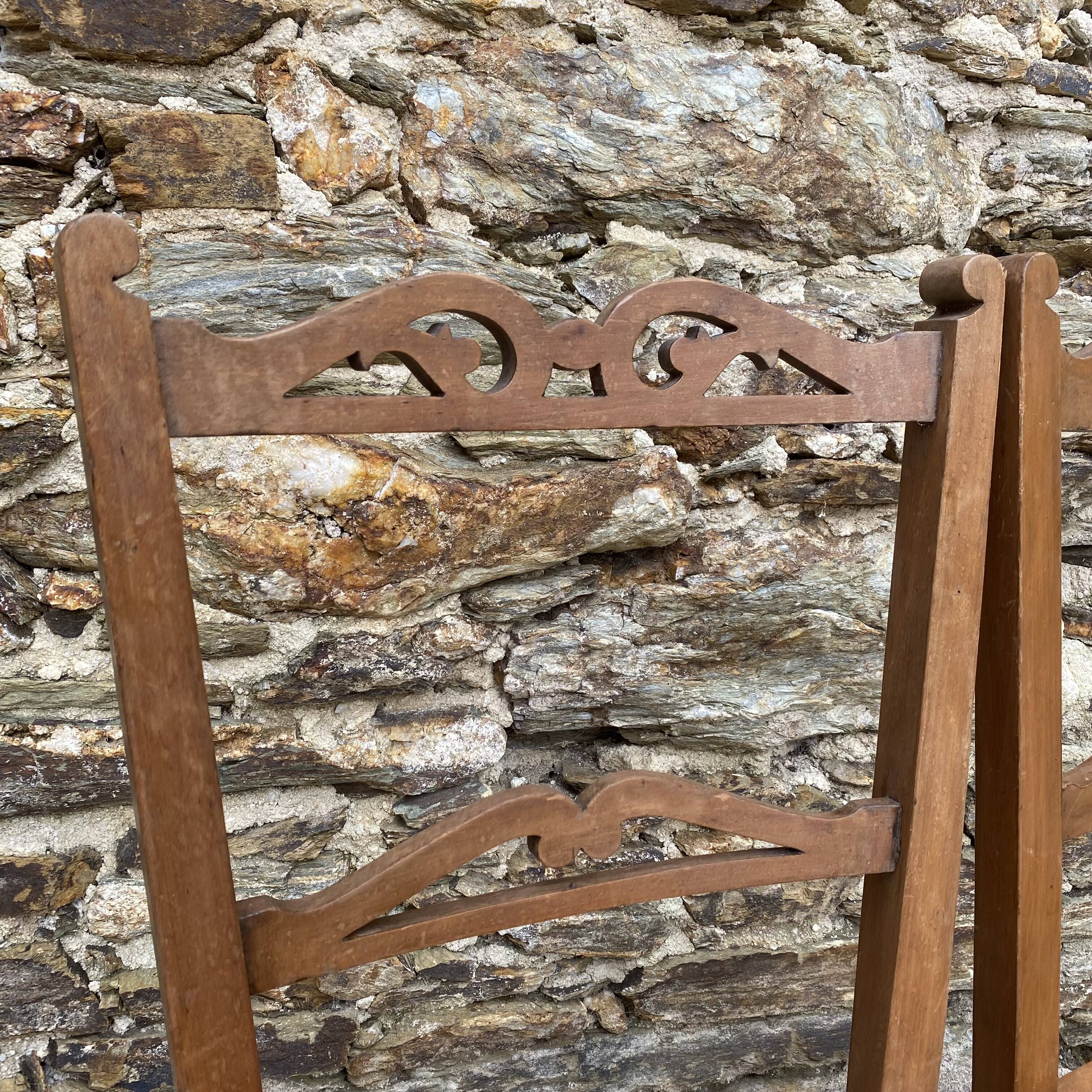 Chaises anciennes en bois et cannage