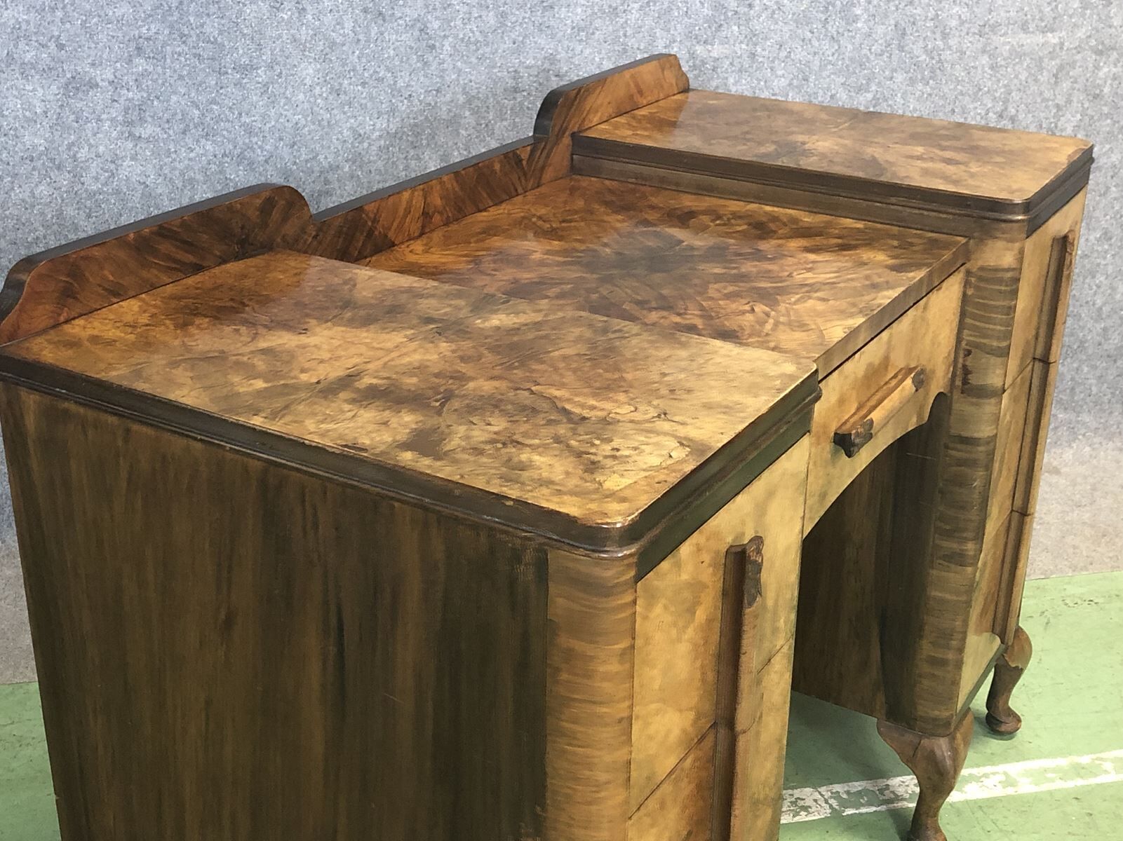 Bureau anglais Art déco en loupe de noyer