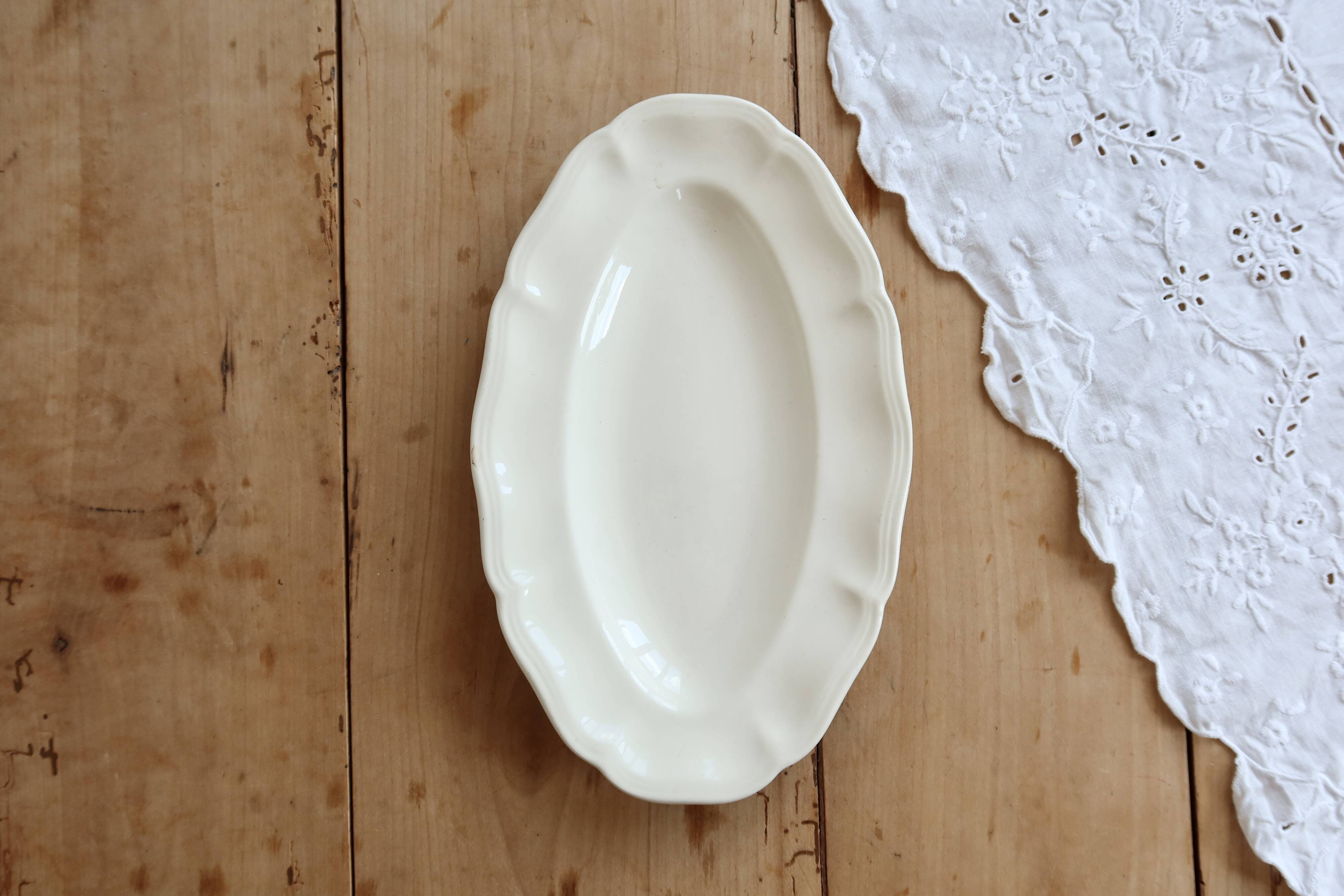 Ravier vintage Sarreguemines ivory earthenware – Scalloped rim