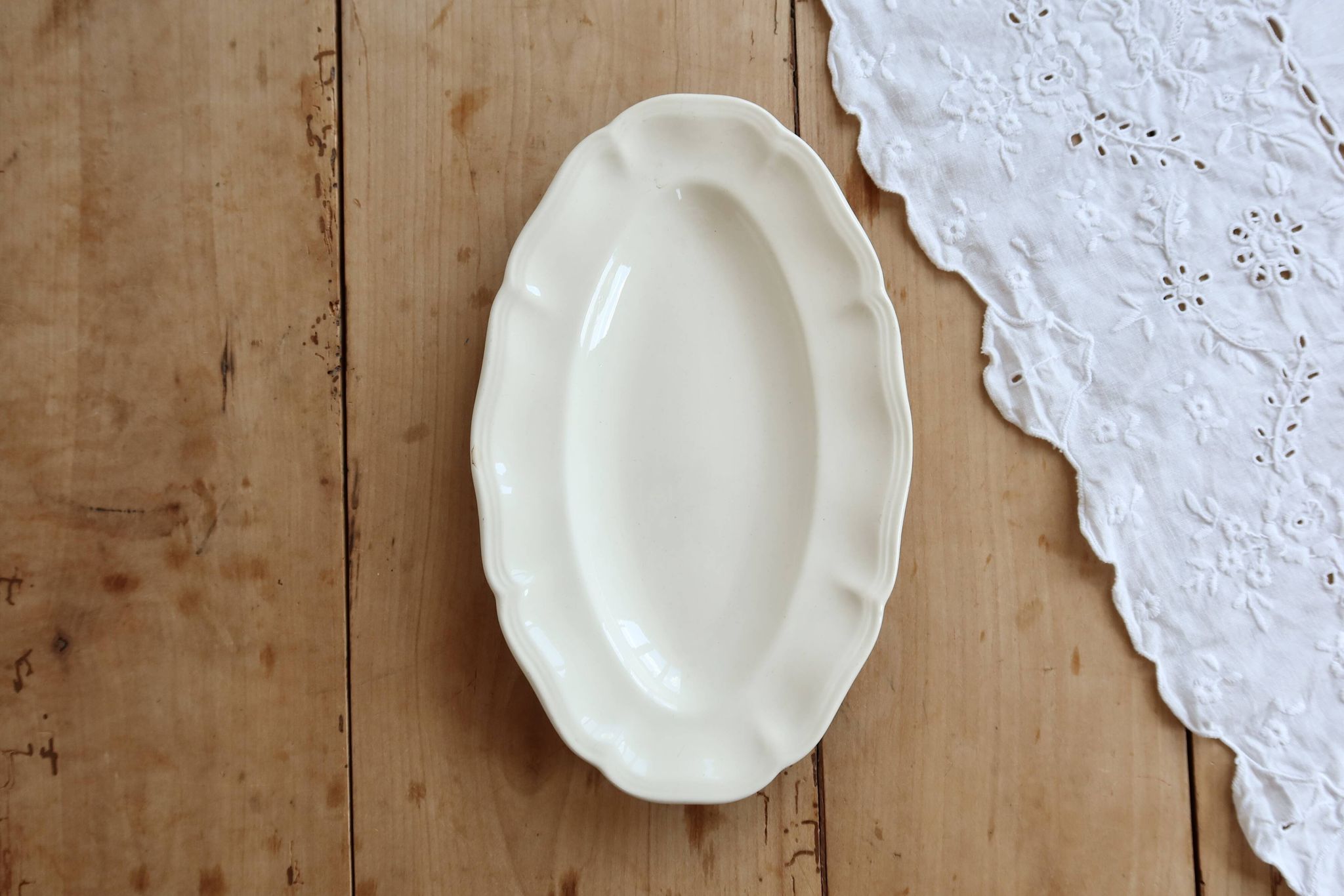 Ravier vintage Sarreguemines ivory earthenware – Scalloped rim