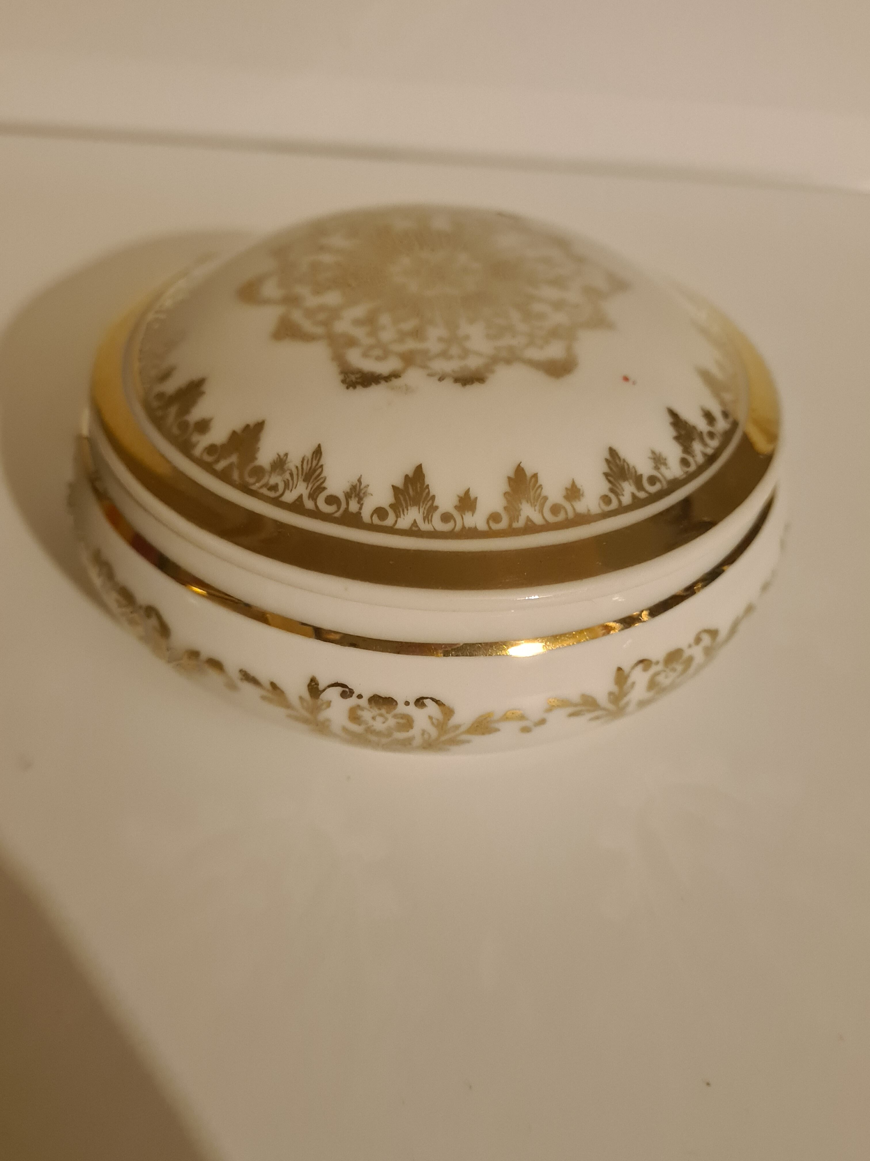 Porcelain bonbonnière PF white and gold