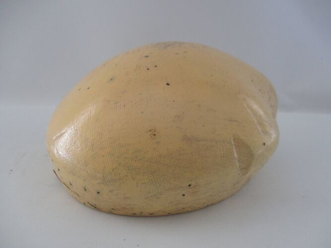 Forme de chapeau en bois pressé avec surface et fibre textile de couleur beige, partie centrale inté