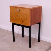 Table de chevet du milieu du siècle par UP Závody, table de nuit en noyer avec rangement.