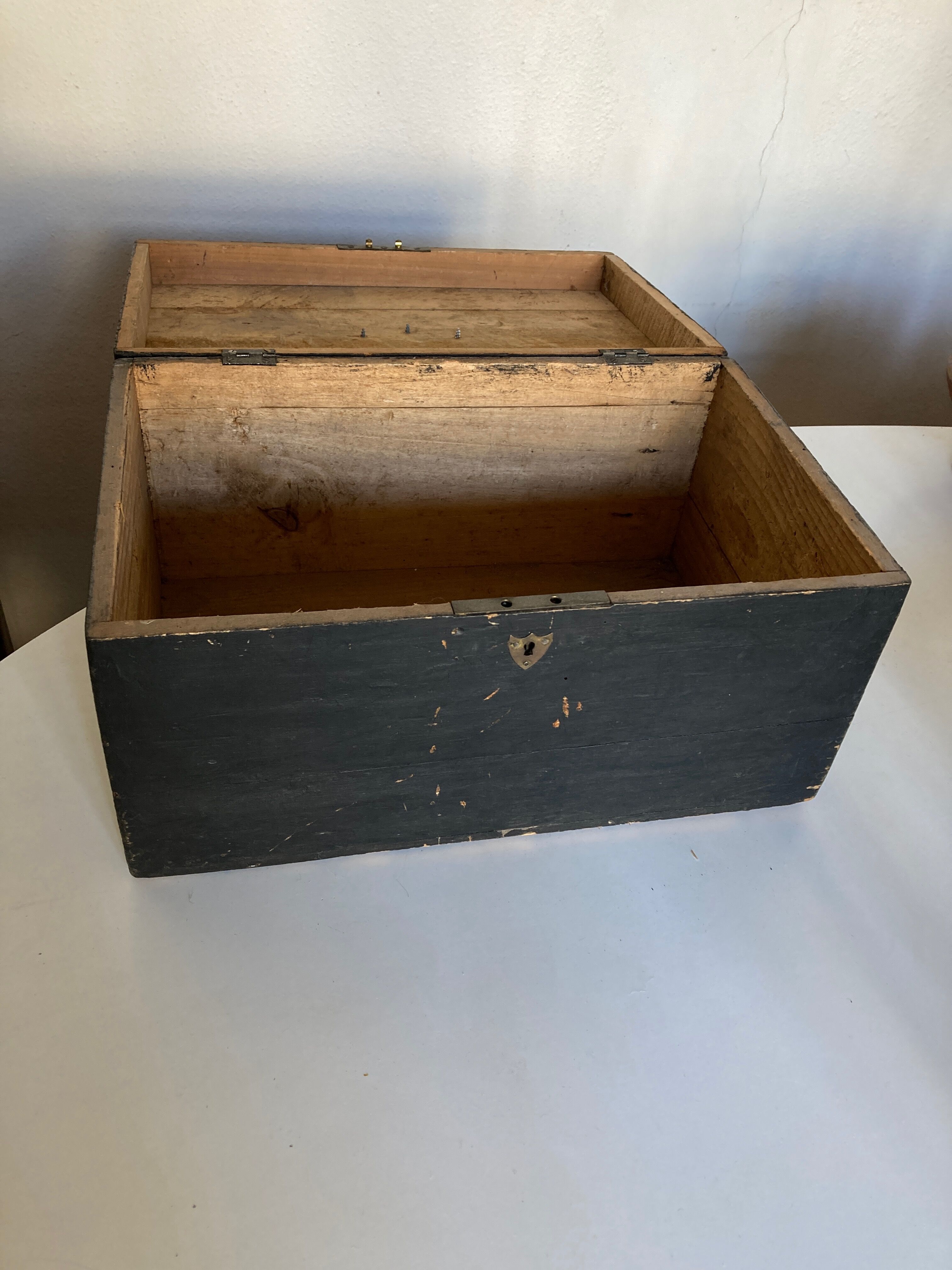 Coffre 19e en bois noirci