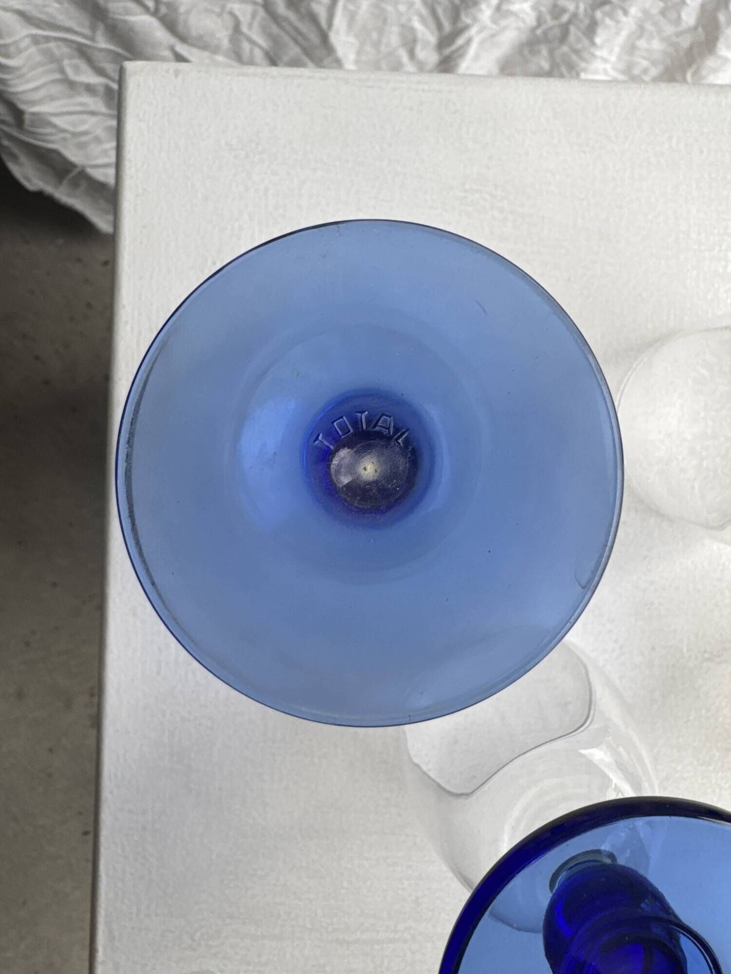 Set of 2 small king-shaped stemmed glasses and 2 small ball-shaped stemmed glasses