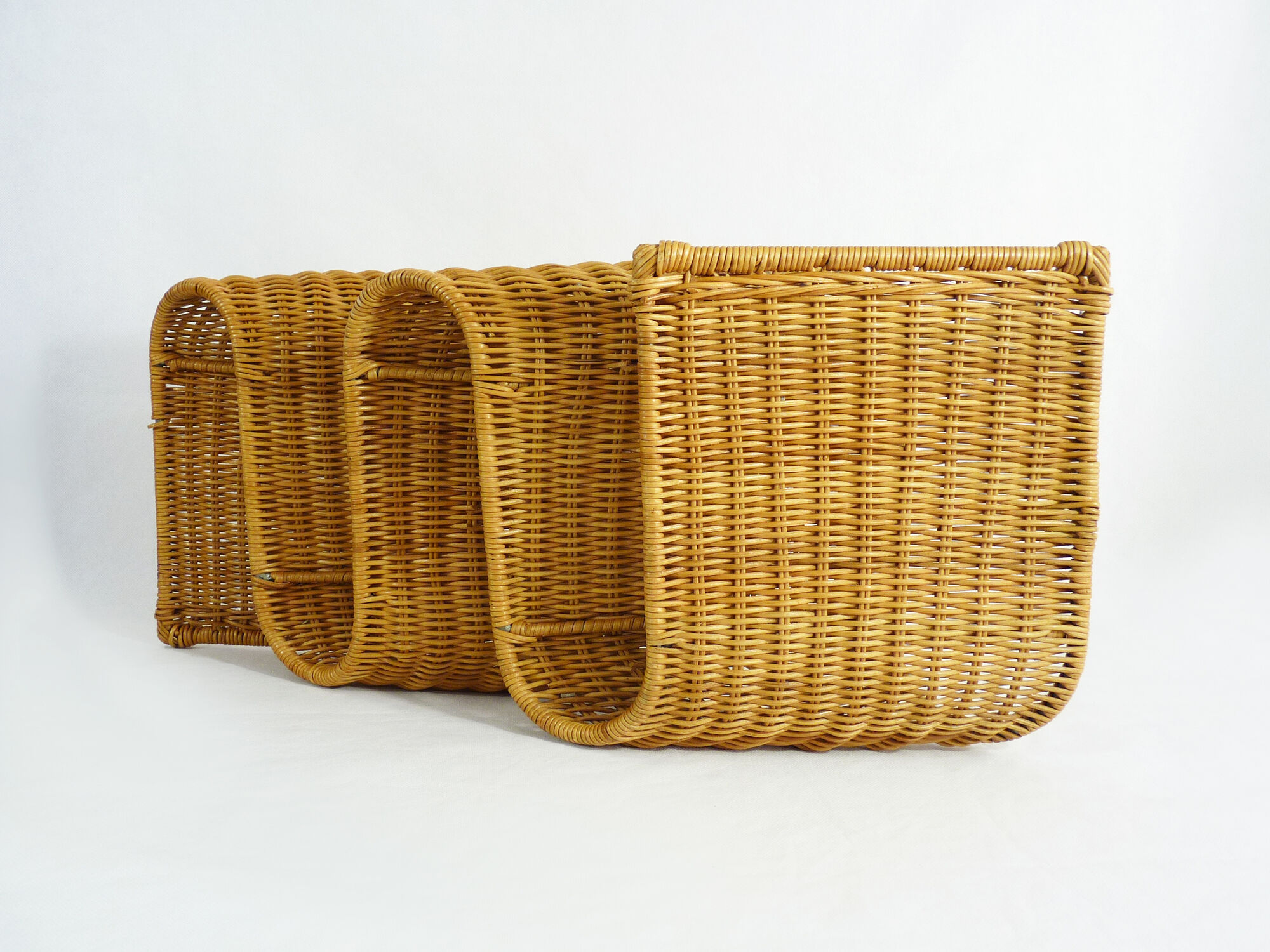 Magazine holder  in rattan wicker, wave shape 70s