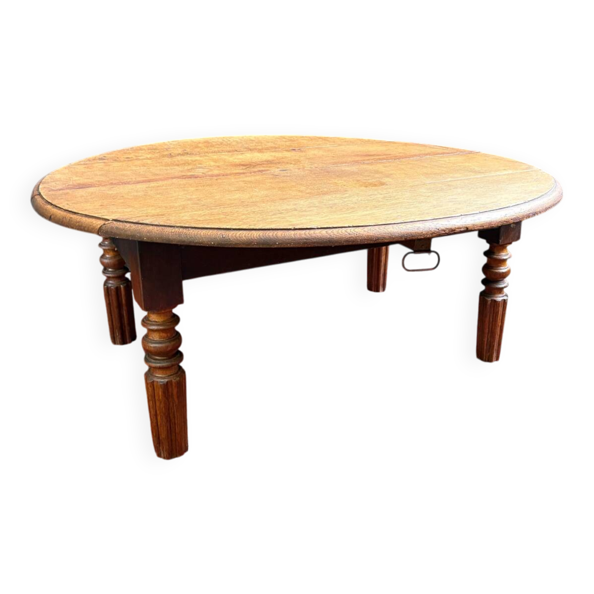 Round oak coffee table with drop leaves and turned legs