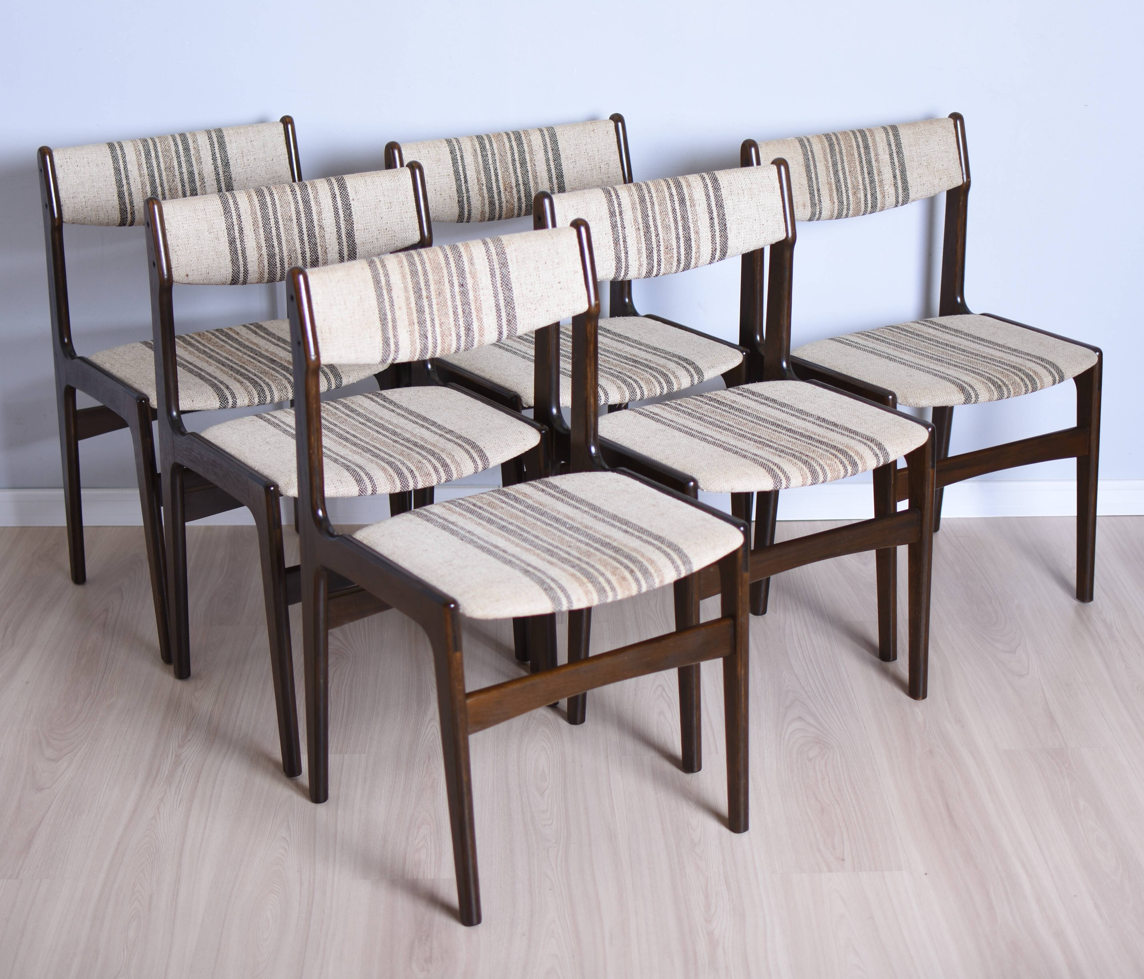 Komplet sześciu krzeseł proj. E Buch, Dania, 60s