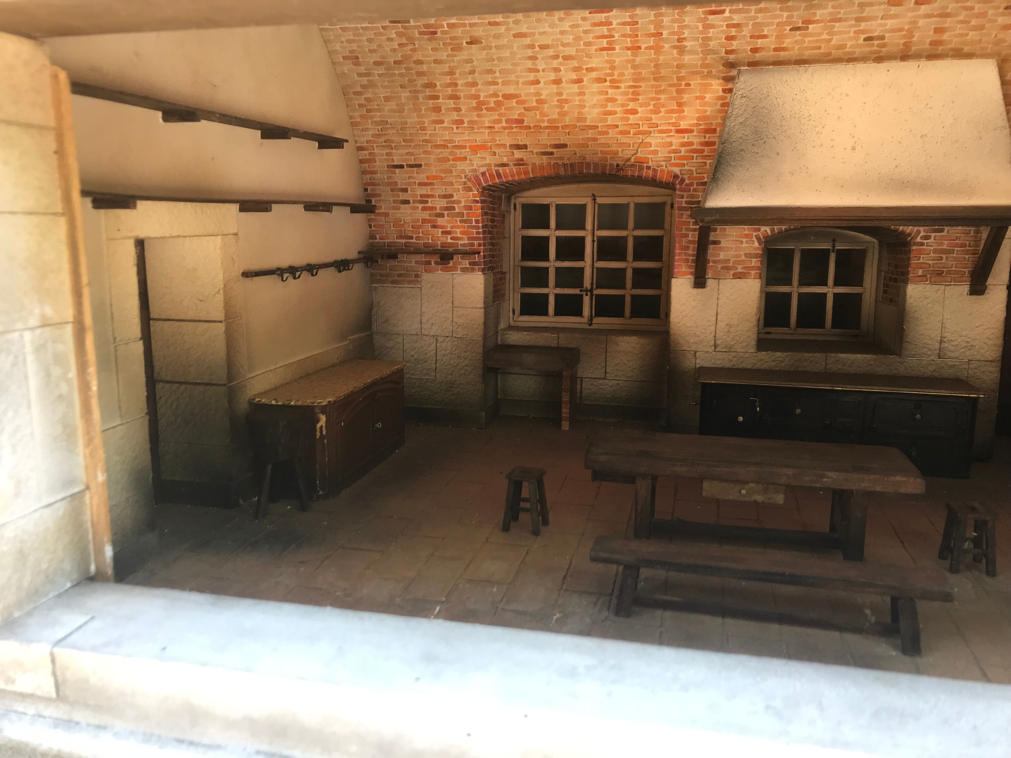 Ancienne maison de poupée