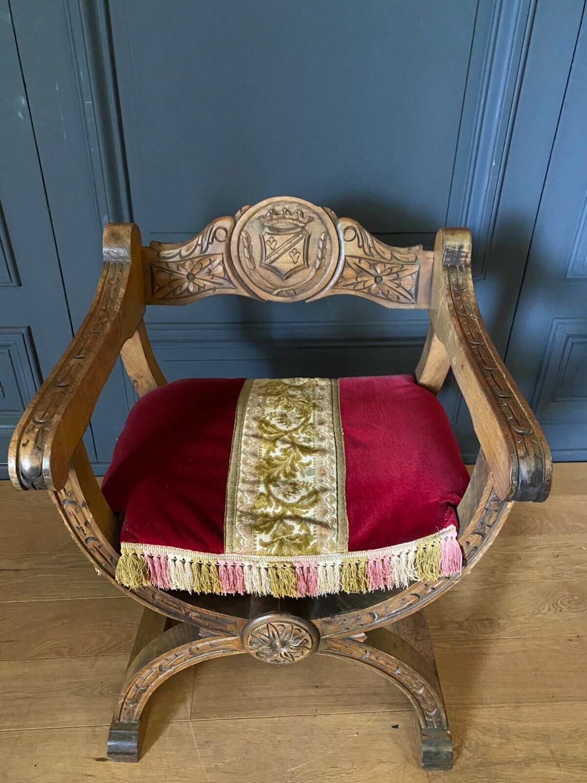 Fauteuil dagobert debut XXe bois sculpte blason neogothique sculpture