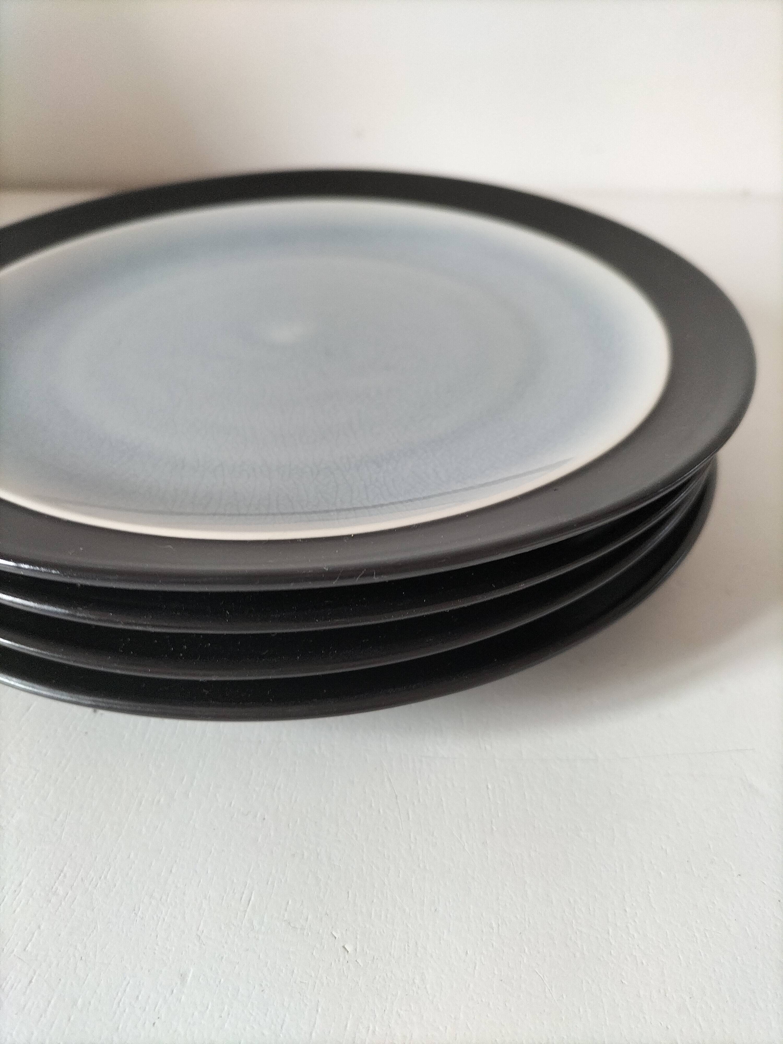 Set of 4 two-tone flat plates with a crackled effect.