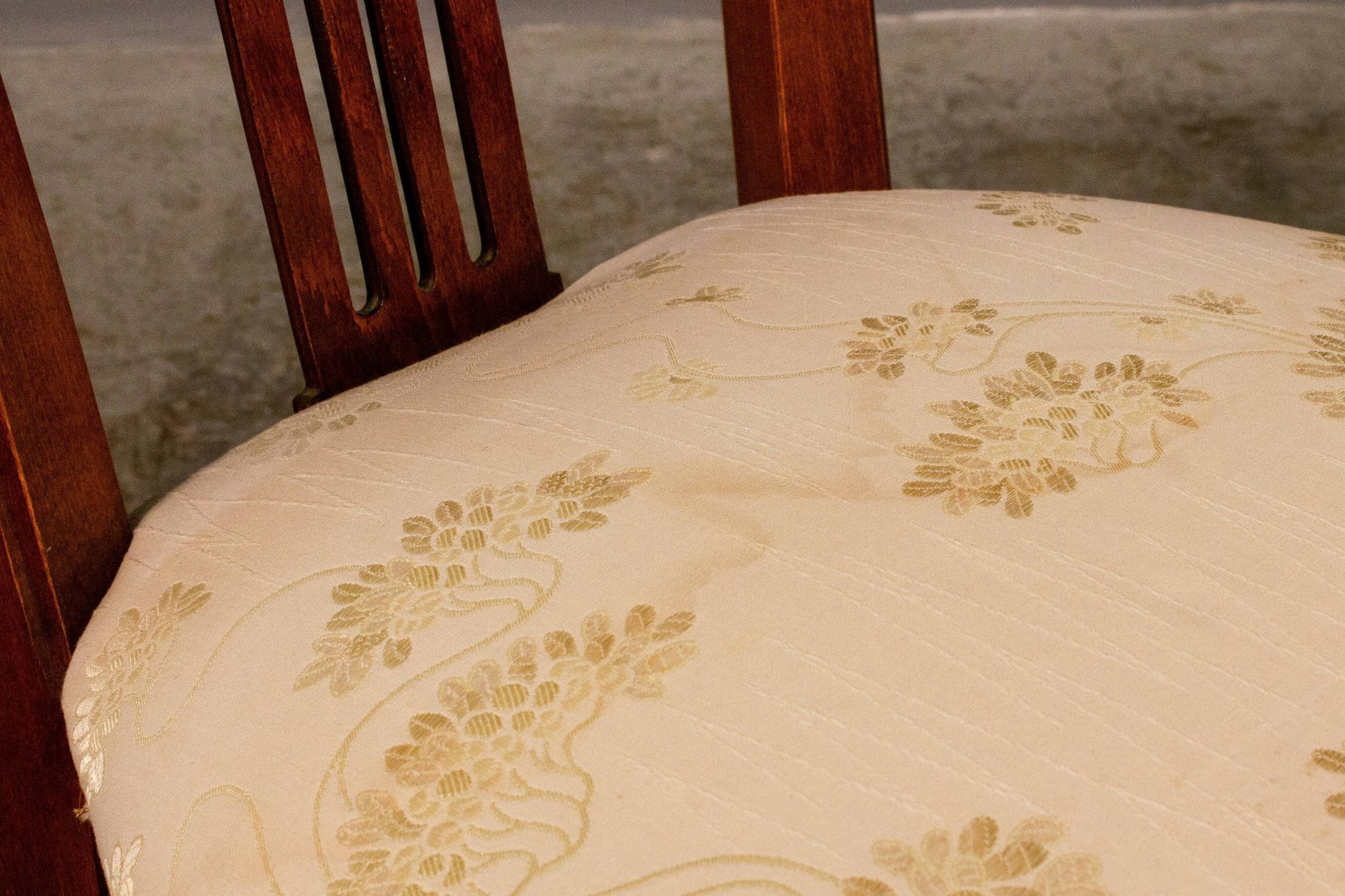 Upholstered damask table and 4 cherry chairs from the 80s