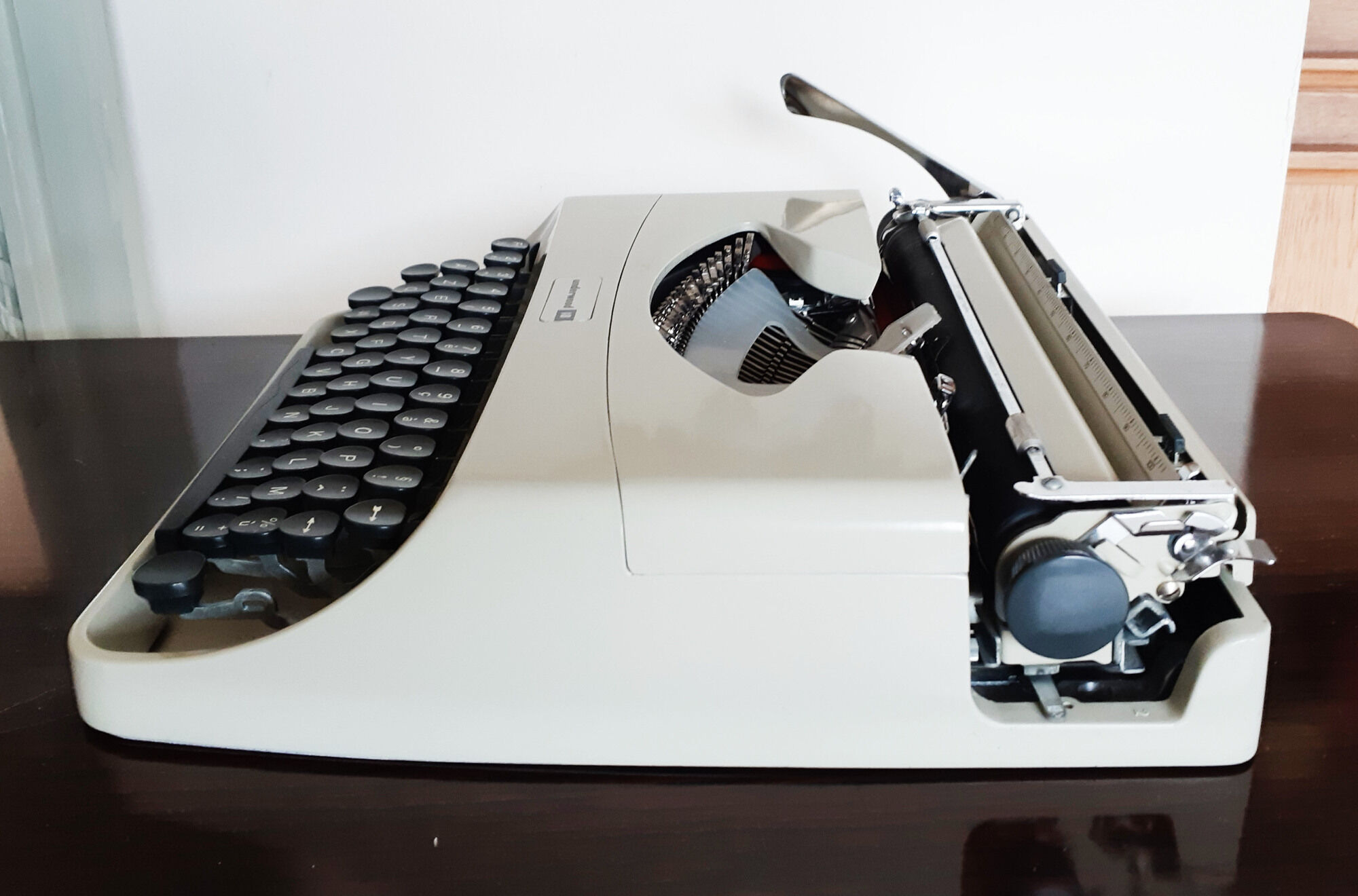 Underwood 18 Portable Typewriter , Beige, Functional, New Ribbon