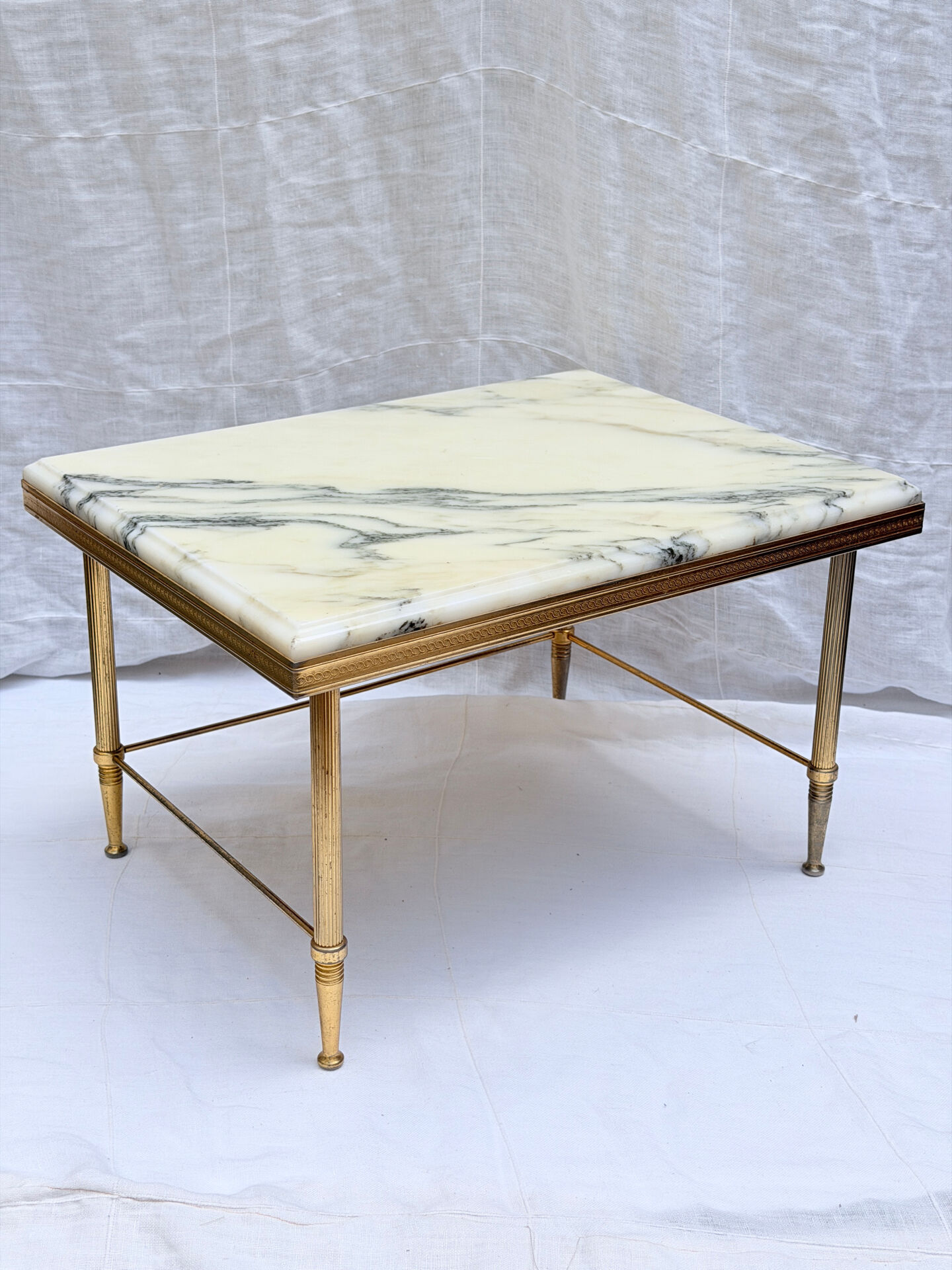 Vintage side table in gold metal and veined white marble.
