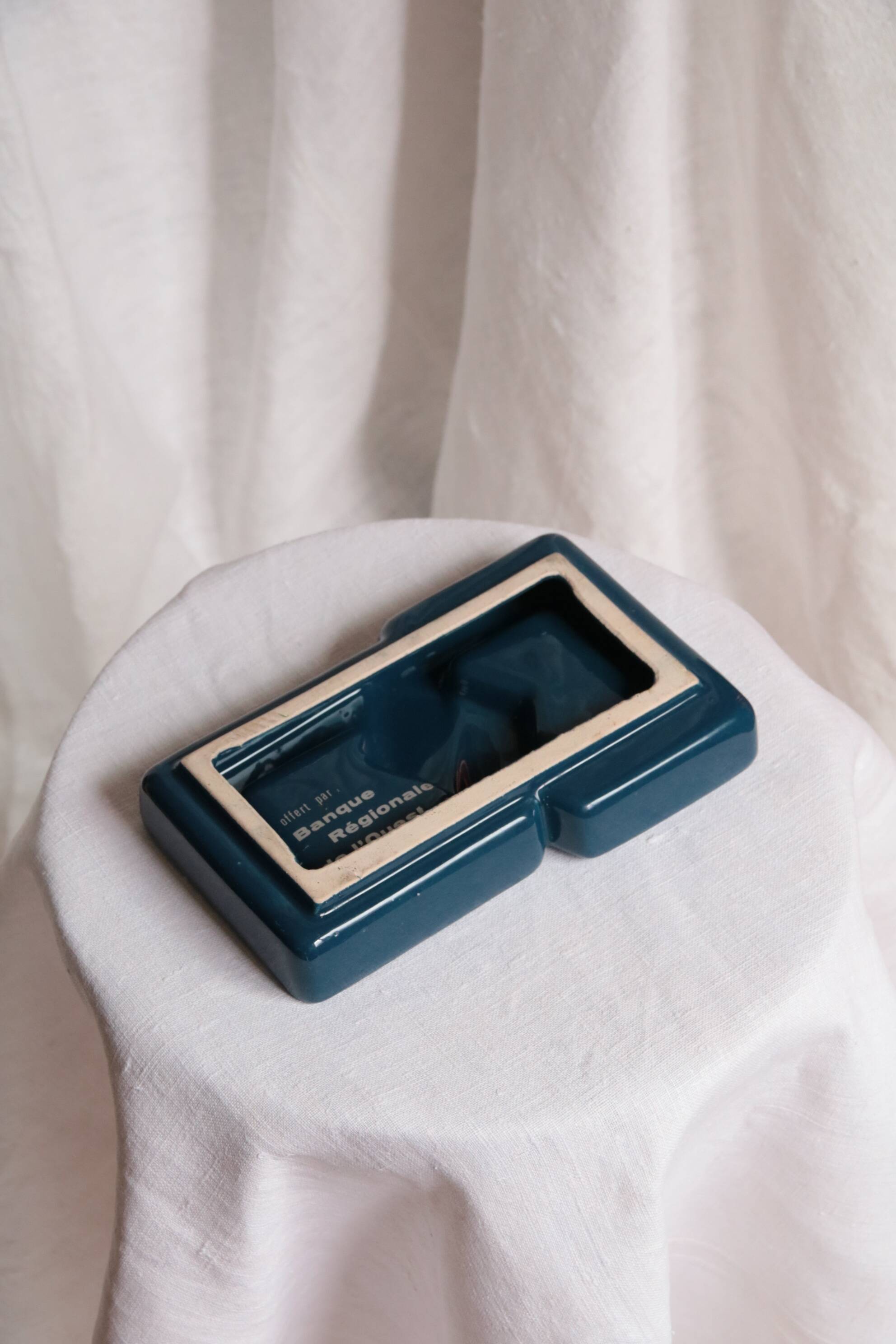 Blue earthenware pocket emptier