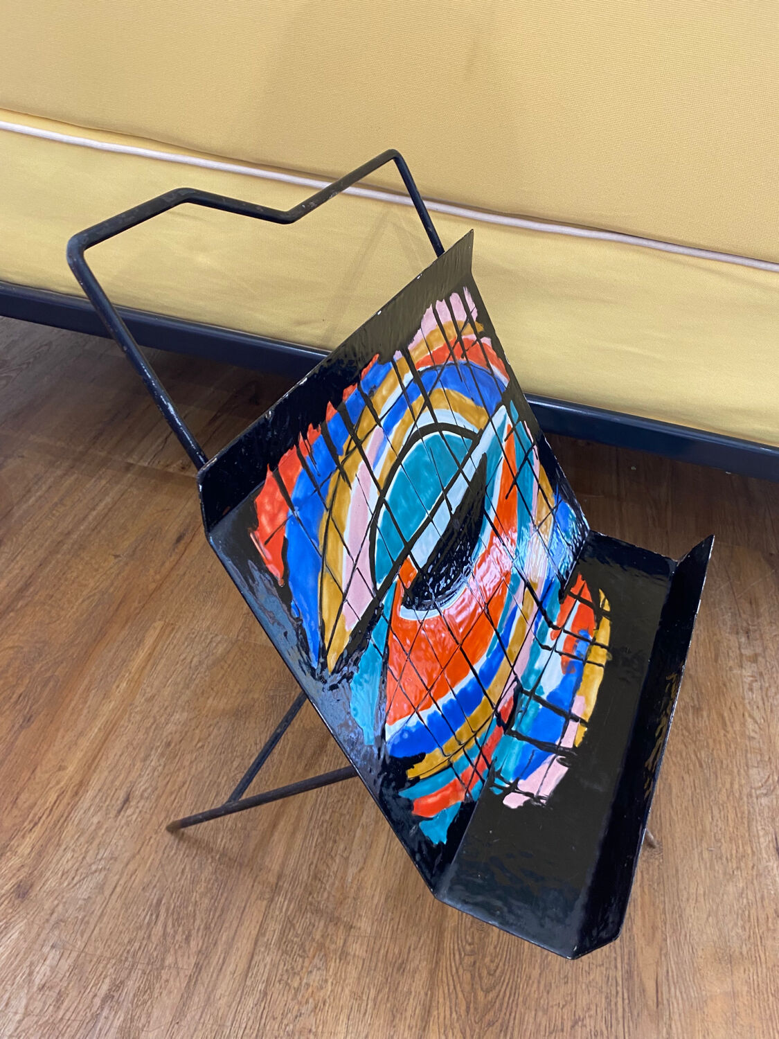 Enamelled magazine rack