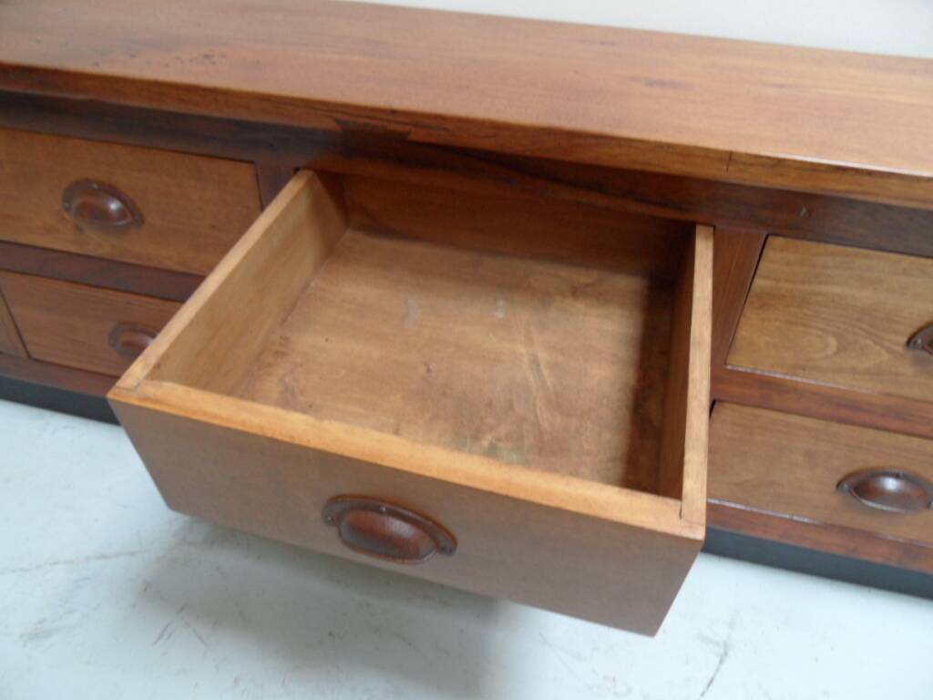 Buffet vintage avec tiroirs