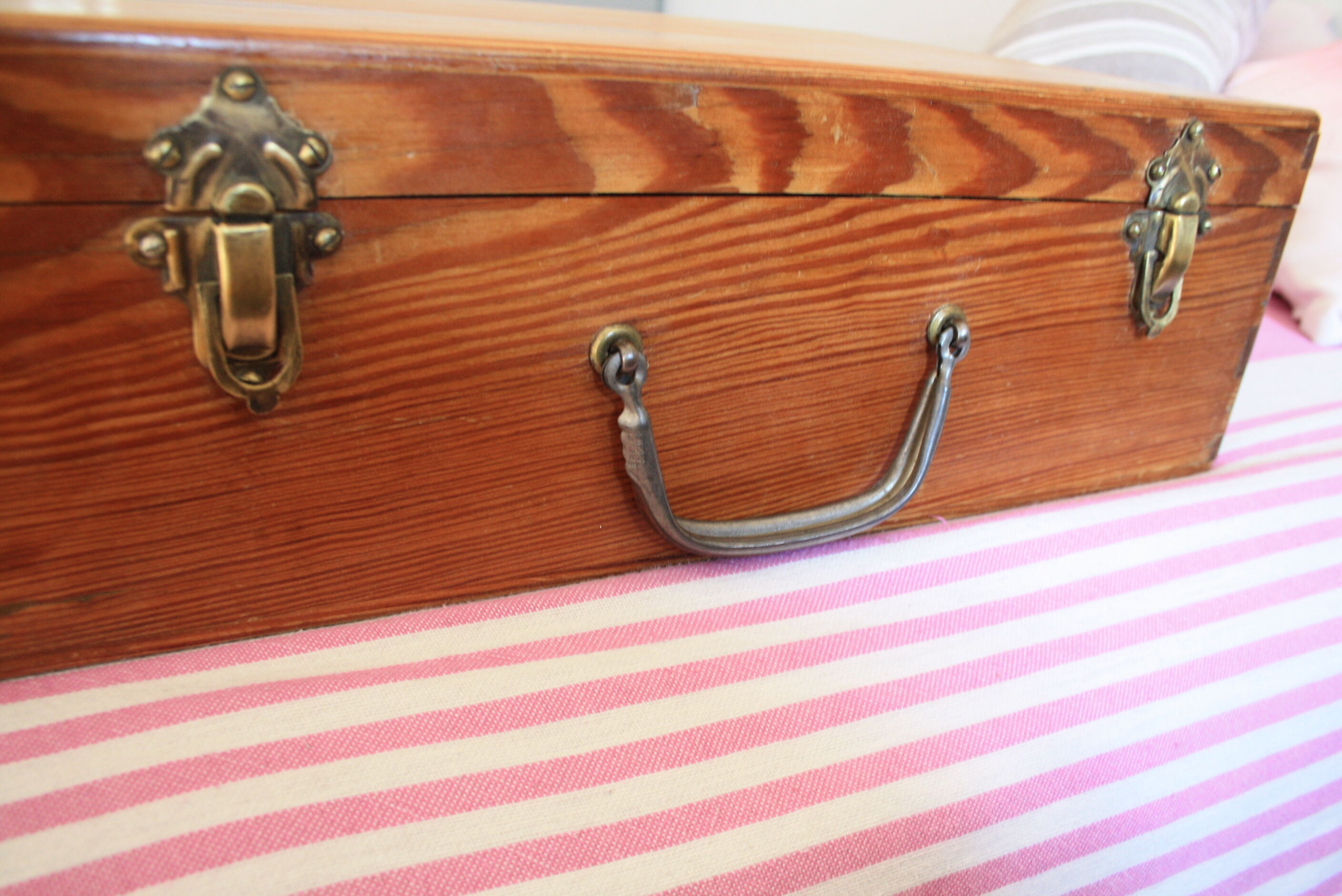 Valise en bois massif fermoirs laiton poignée métal et cuir