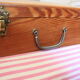 Valise en bois massif fermoirs laiton poignée métal et cuir