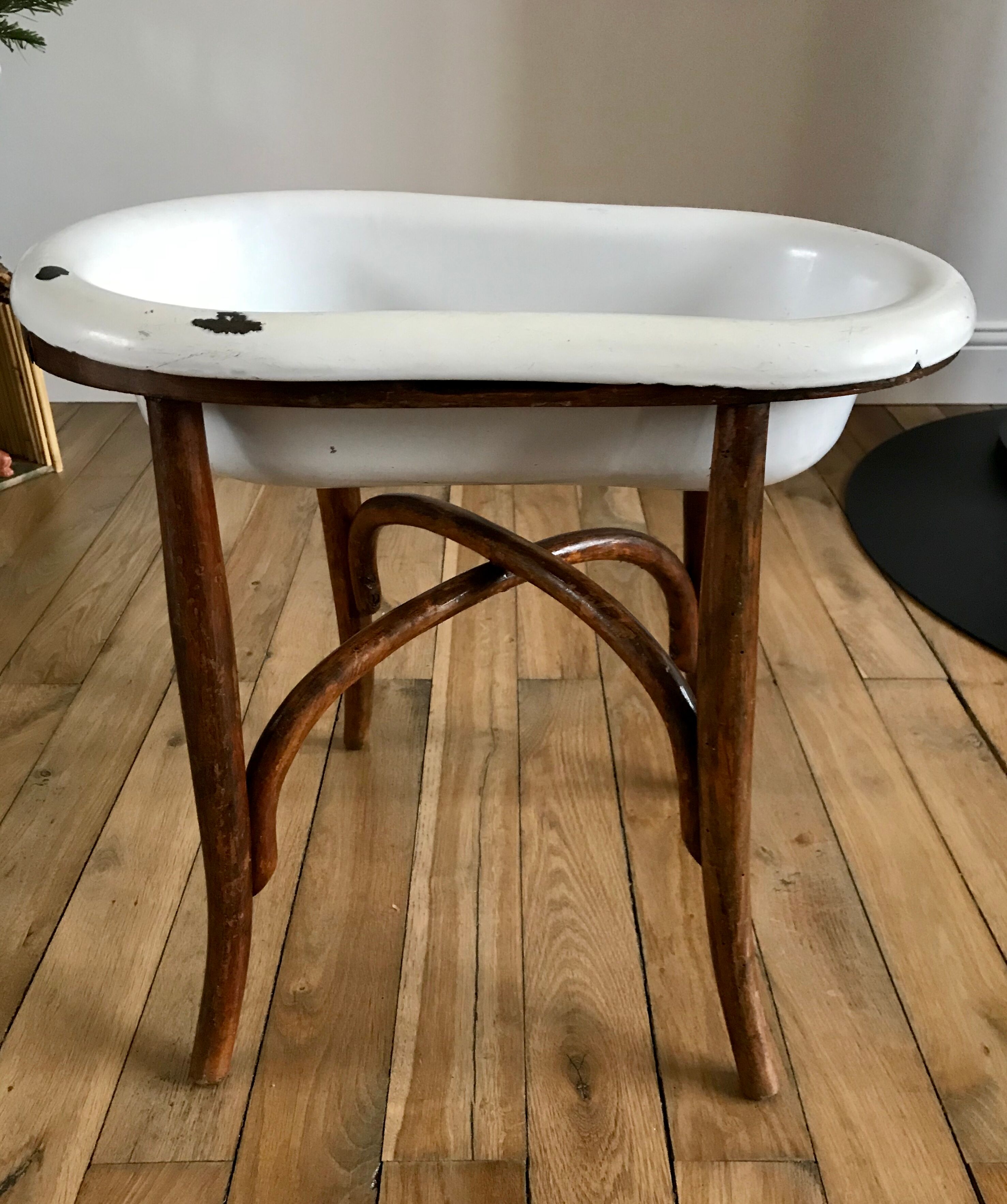 Old baby bean bathtub enamelled structure bent wood early twentieth century