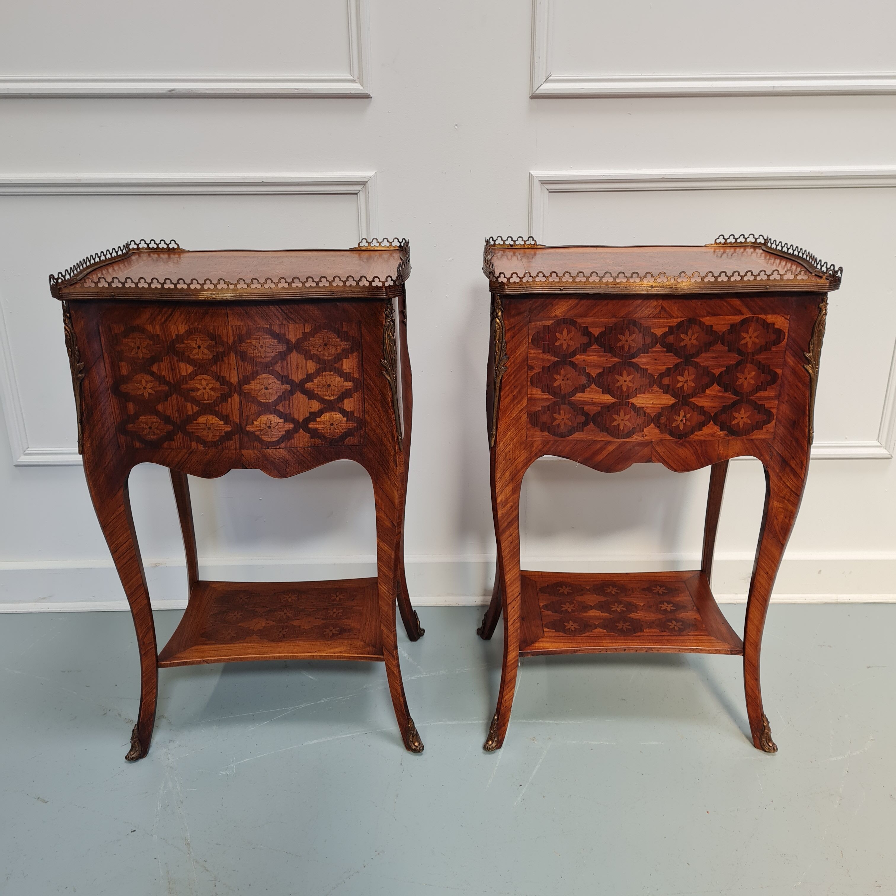 Paire de tables de chevet kingwood c1920