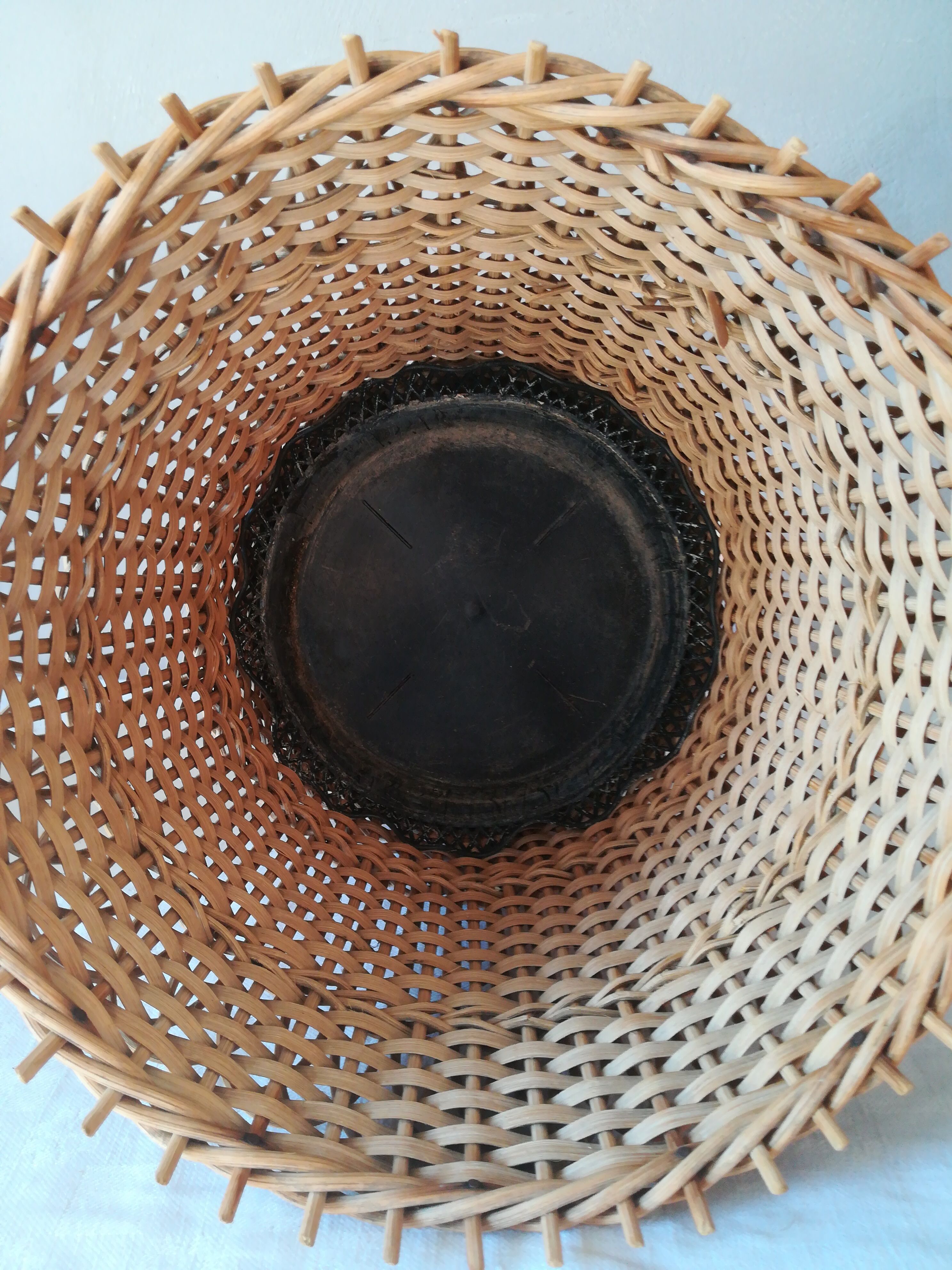 Lot of 2 rattan pot caches