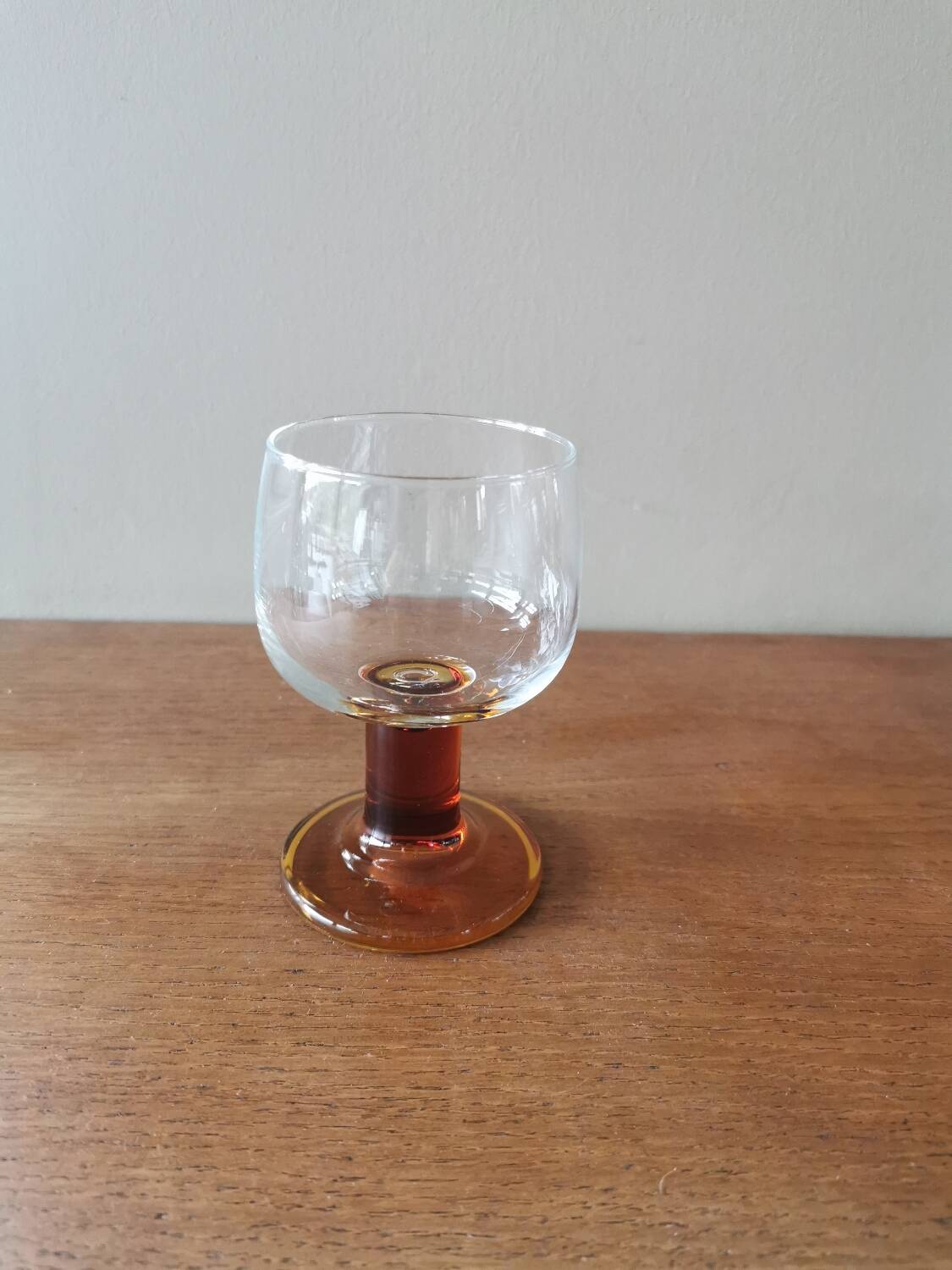 Set of 6 vintage stemmed glasses, amber base