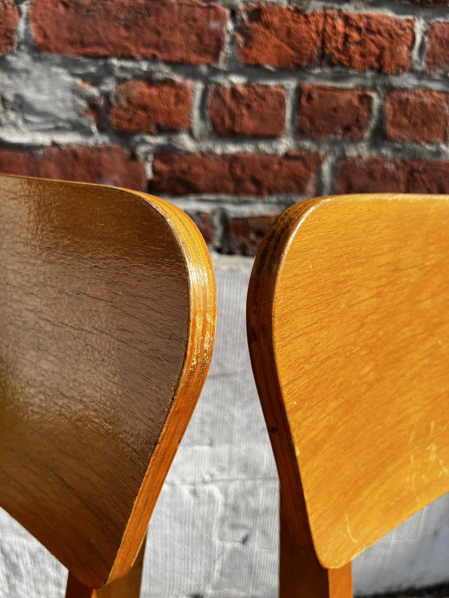 Set of 4 vintage bistro chairs in wood and red faux leather, with splayed legs.
