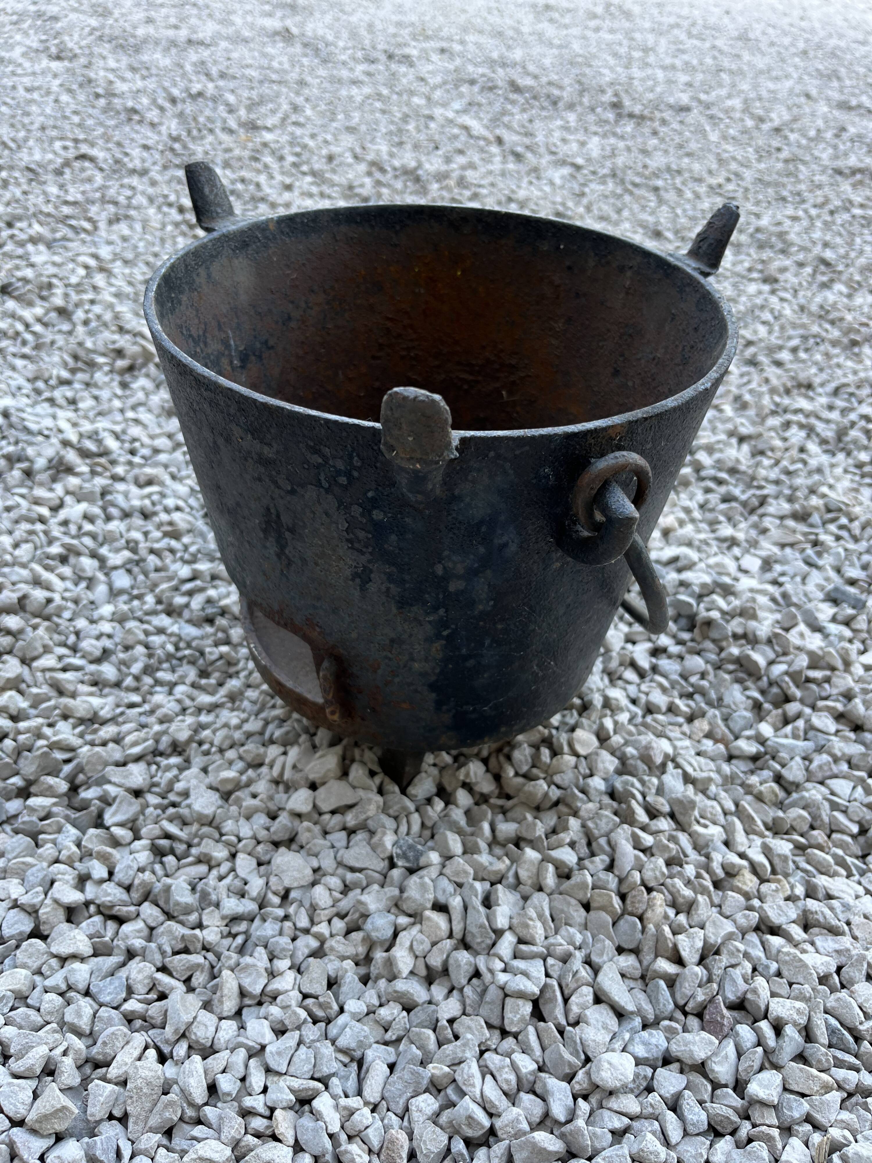 Cast iron pot