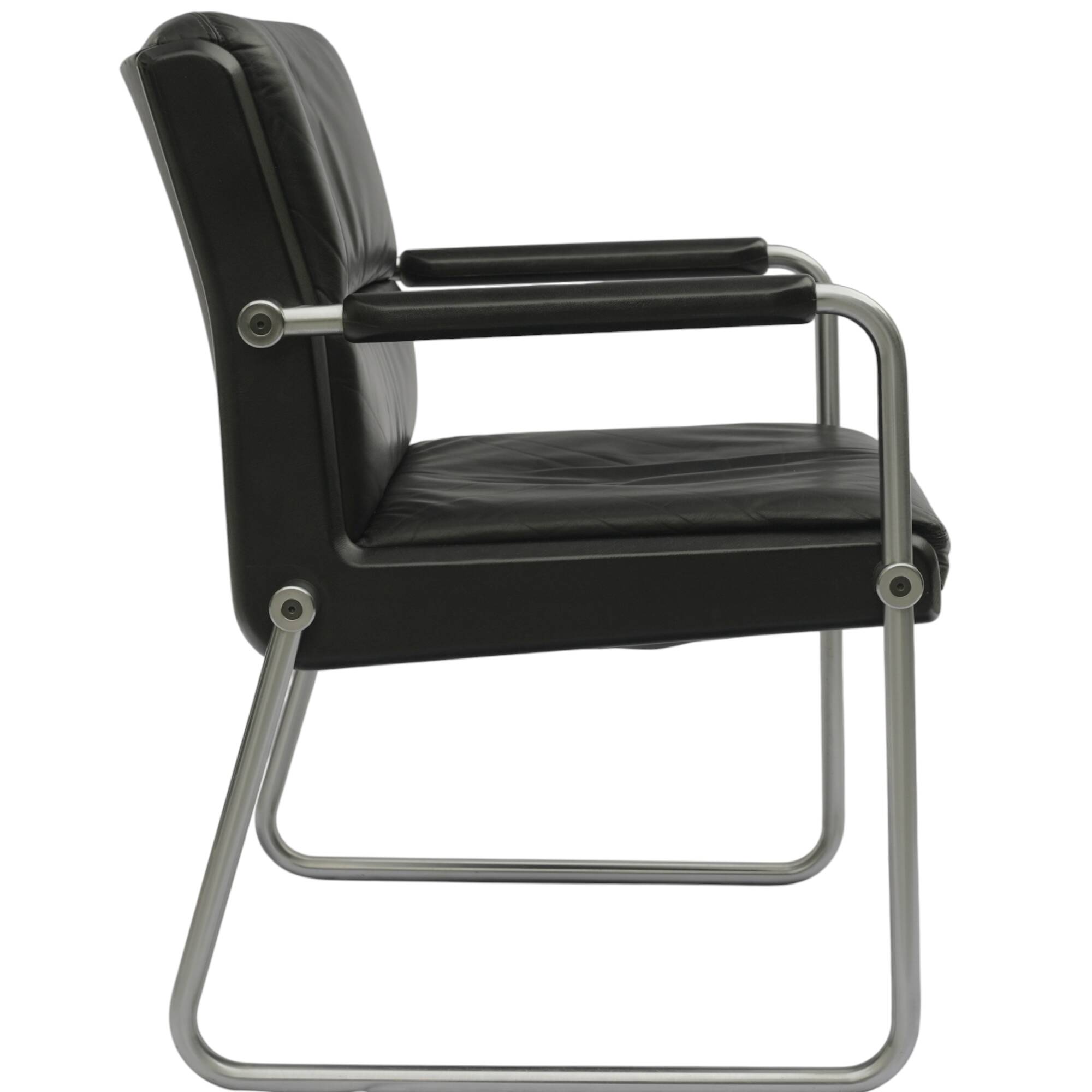 A pair of Bauhaus armchairs, chromed steel tubes, leather, Germany, 1970