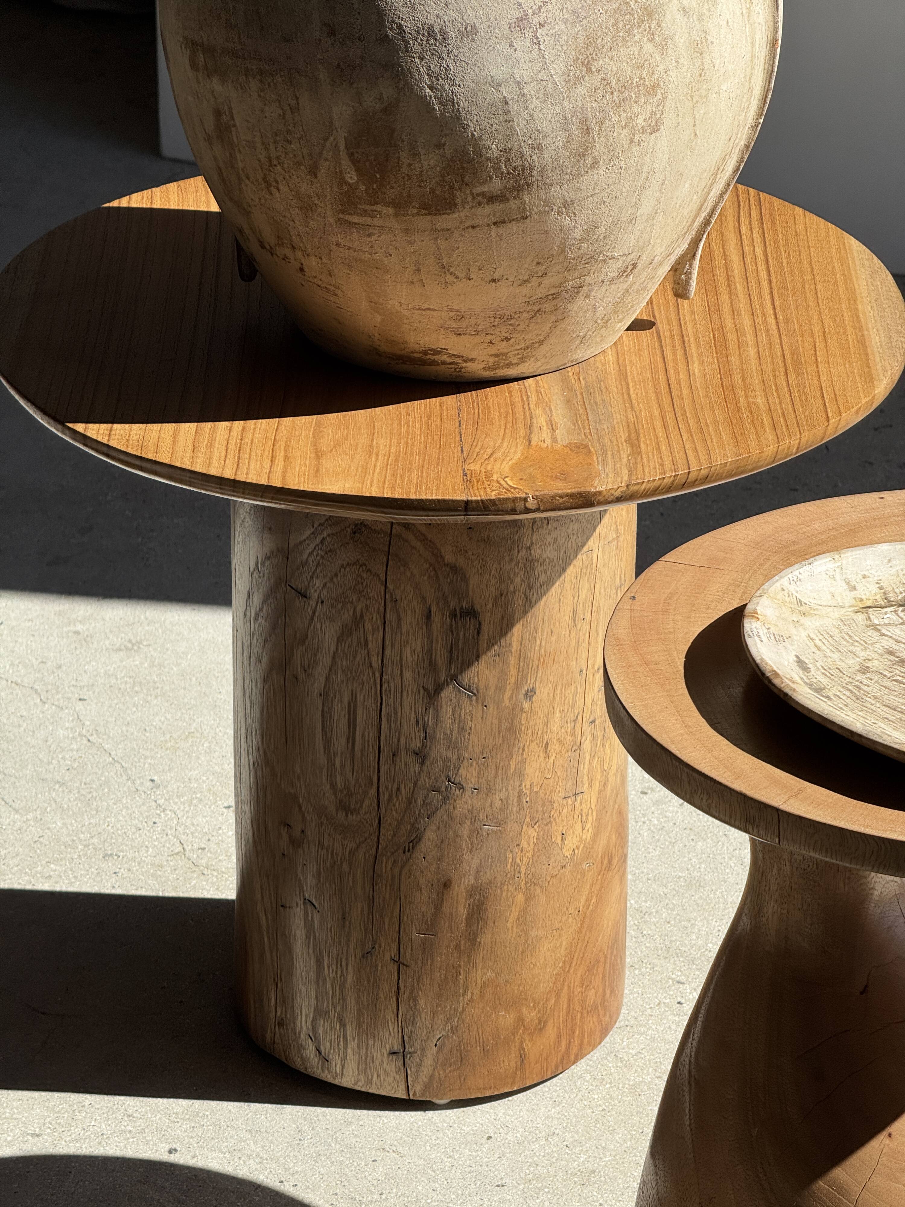 Side table in solid teak with a circular top, column base H51.5 D50.