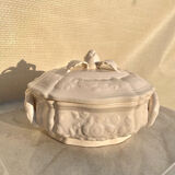 Antique soup tureen in faience, Pont-aux-Choux style.