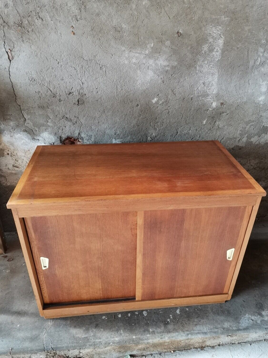 Vintage buffet 2 sliding doors