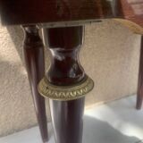 Table de chevet avec un joli décor en métal doré de style milieu de siècle.