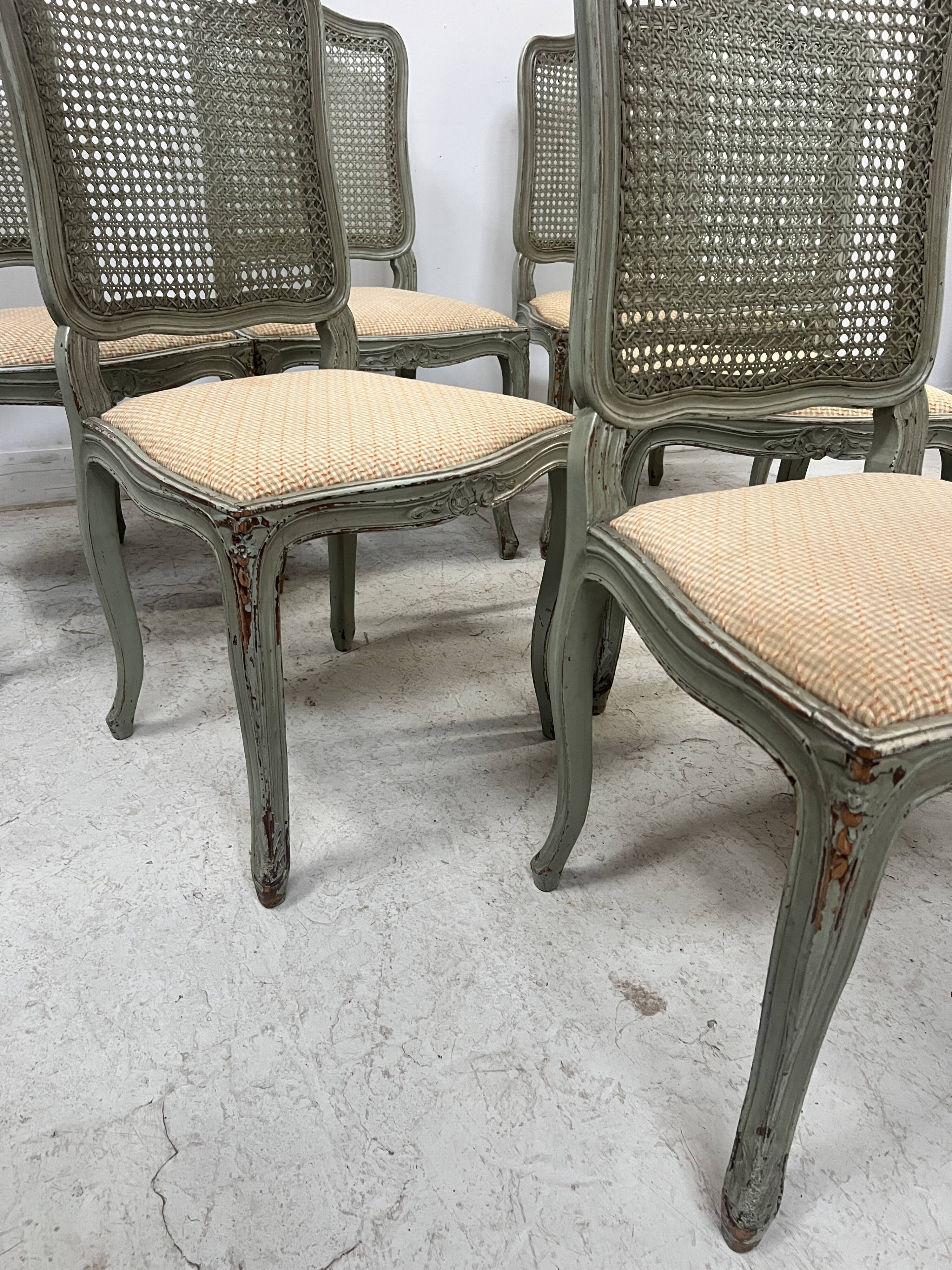 Suite de six chaises de style Louis XV en hetre laqué XX siècle
