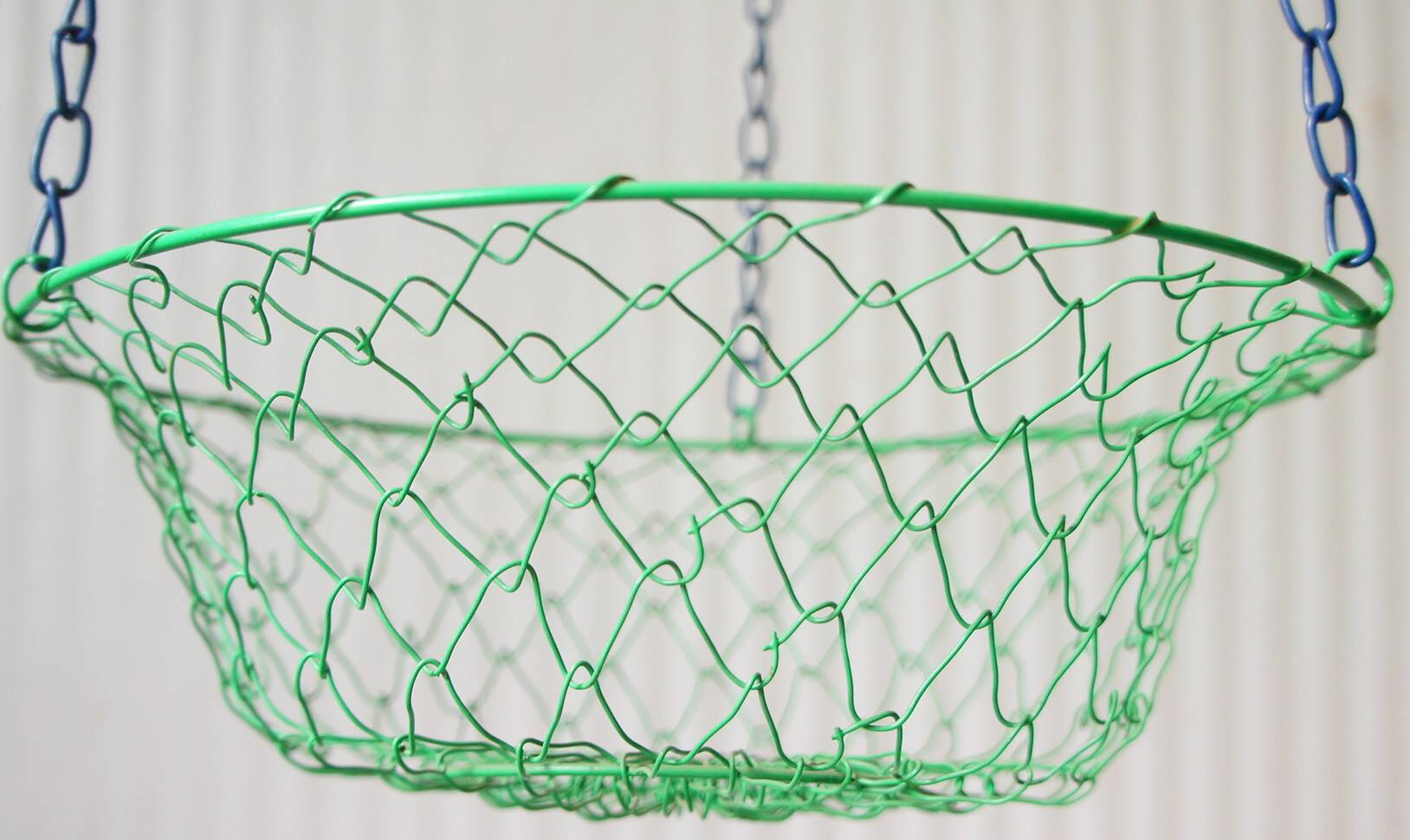 Suspension of 3 metal fruit baskets, circa 1980