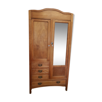 Armoire parisienne avec miroir