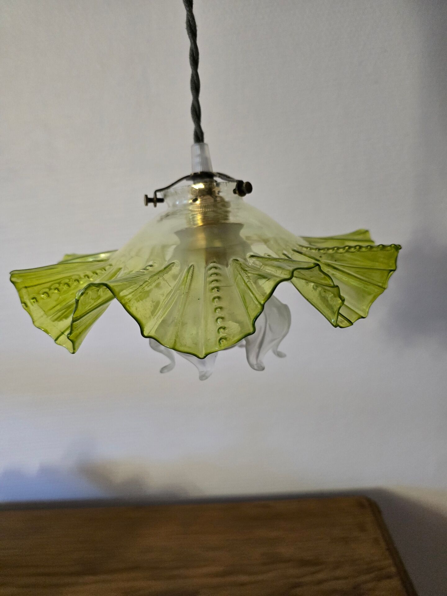 Double tulip light suspension - Transparent fluted glass at the edges.