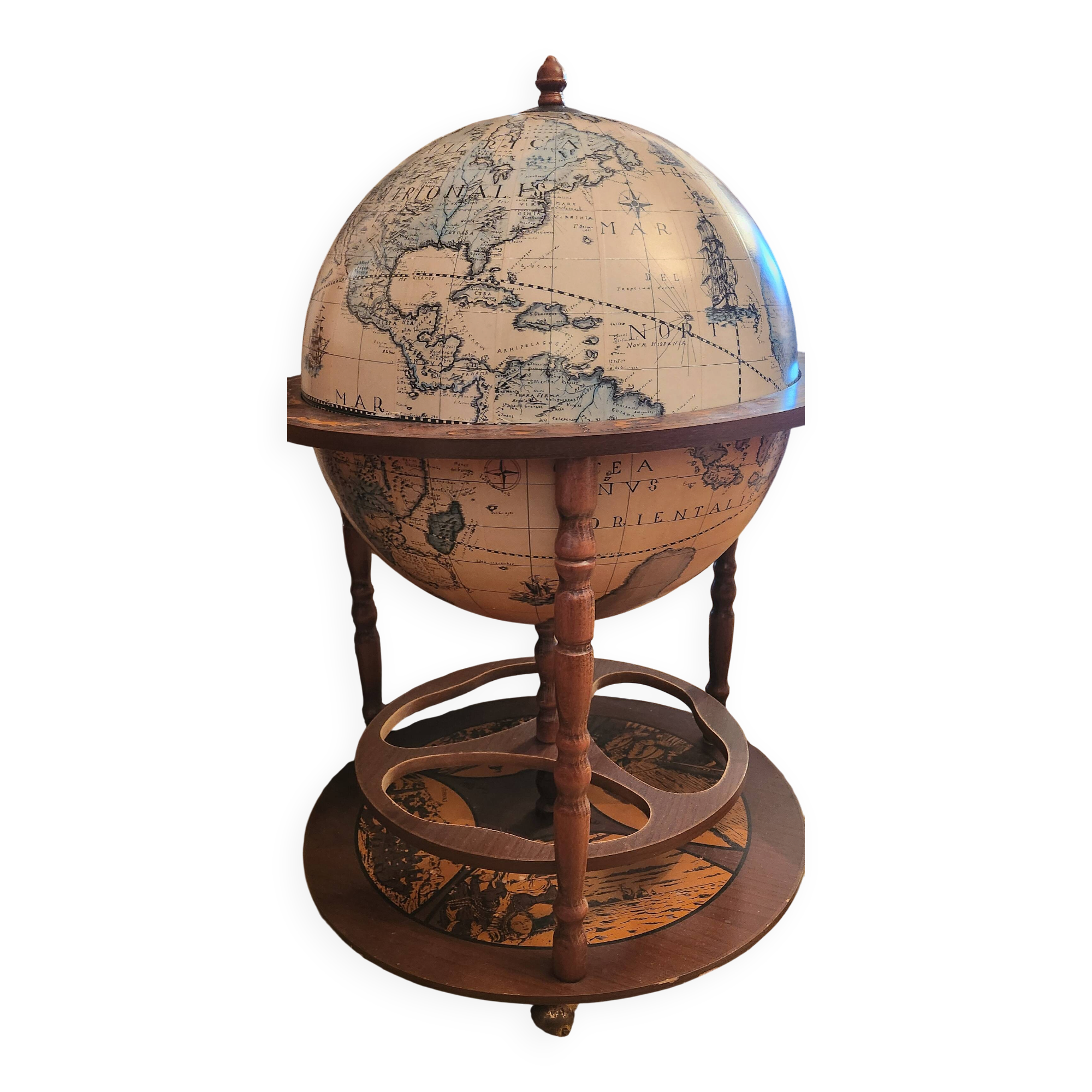 Bar globe terrestre on wheels