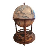 Bar globe terrestre on wheels