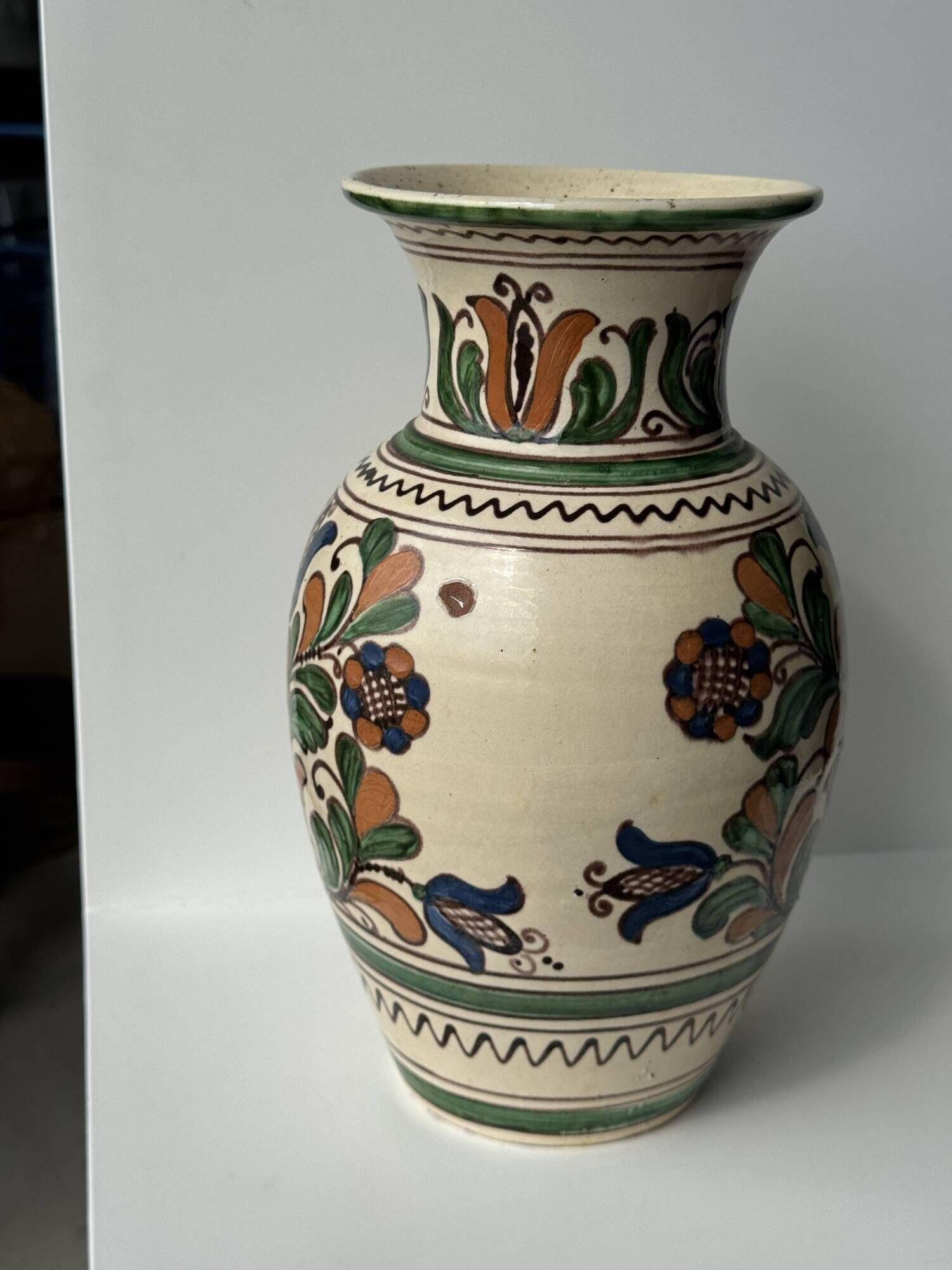 Large Provençal vase with beige background, green, blue and brown decoration of stylized plants