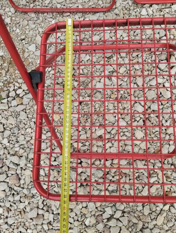 Set of 5 vintage red metal mesh folding chairs, Ted Net style.