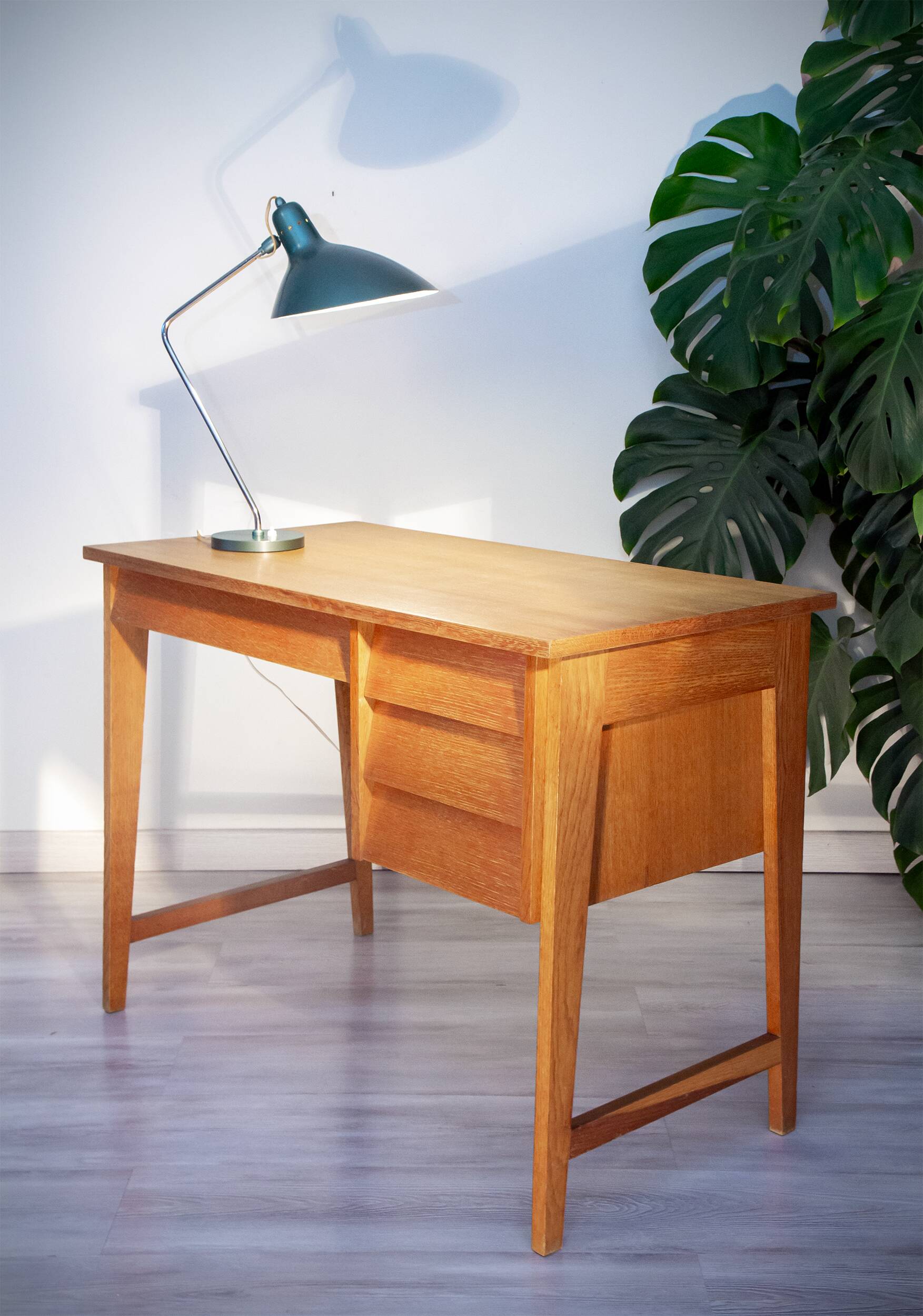 Vintage desk from the 60s-70s, light oak, in superb condition.