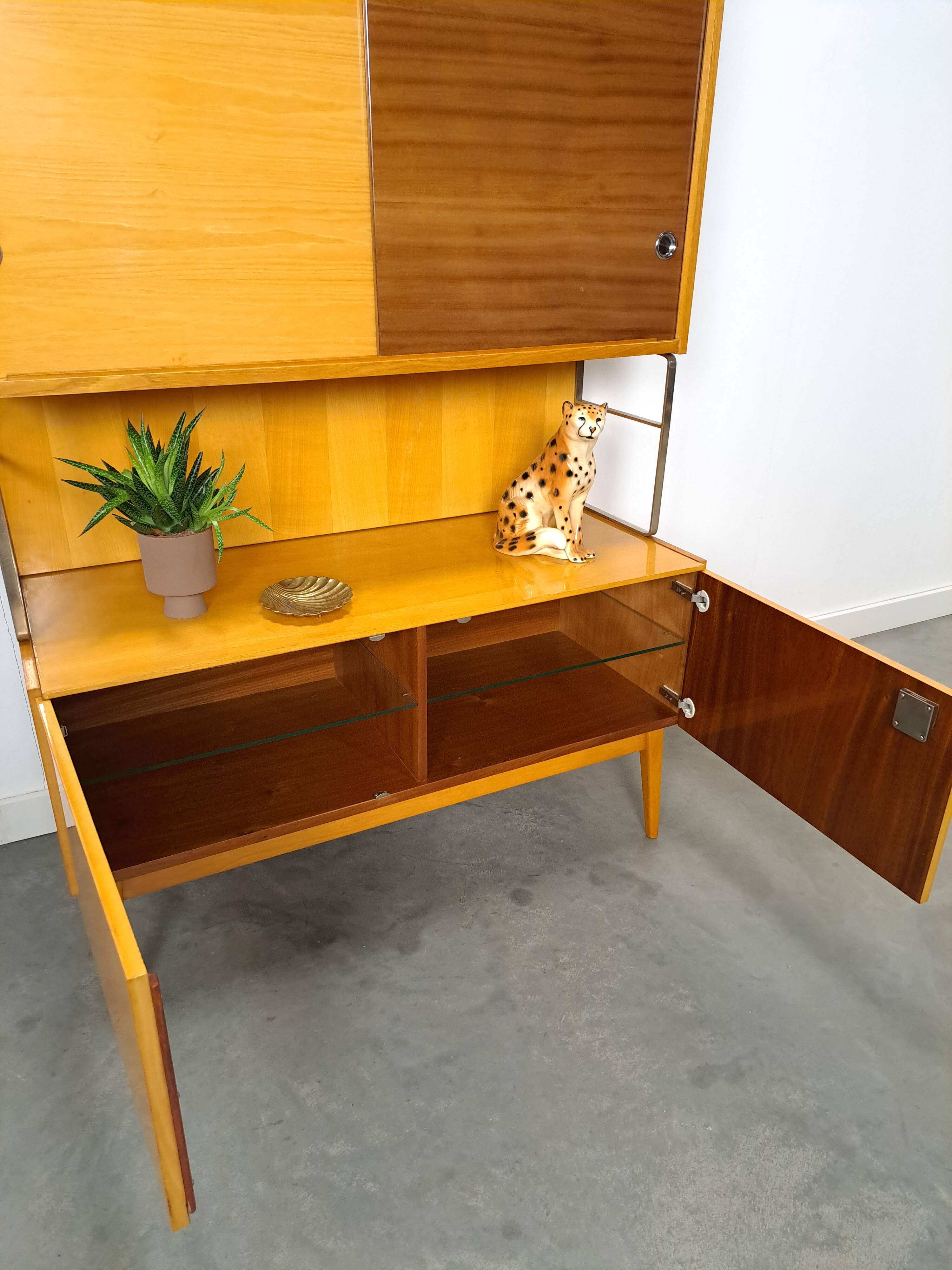 Jitona design vitrinekast met 2 kleuren fineer en schuifdeuren