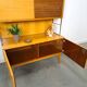 Jitona design vitrinekast met 2 kleuren fineer en schuifdeuren