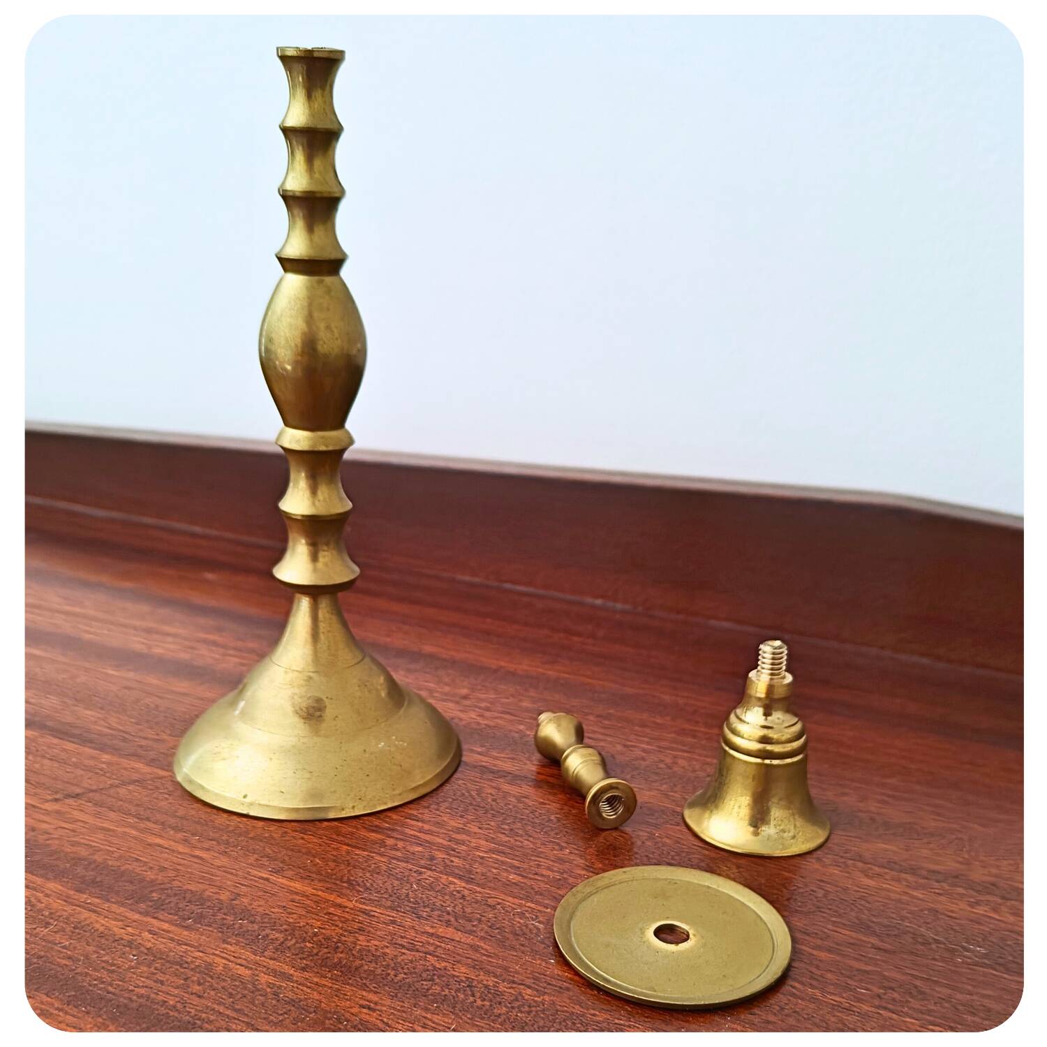 Bougeoirs en laiton français du milieu du siècle – Lot de 2