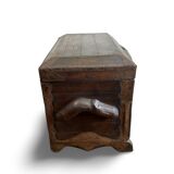 Coffre ancien gothique XVIIIème en bois sculpté et cuir