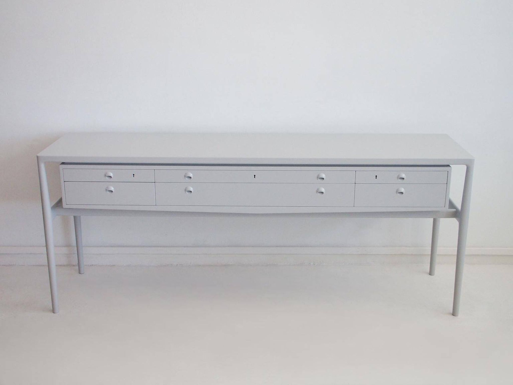 Enfilade en bois peint en gris clair, Helge Vestergaard-Jensen