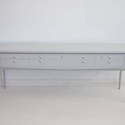 Enfilade en bois peint en gris clair, Helge Vestergaard-Jensen