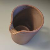 Pichet en grès artisanal – émaillage brun rosé – France, années 1970